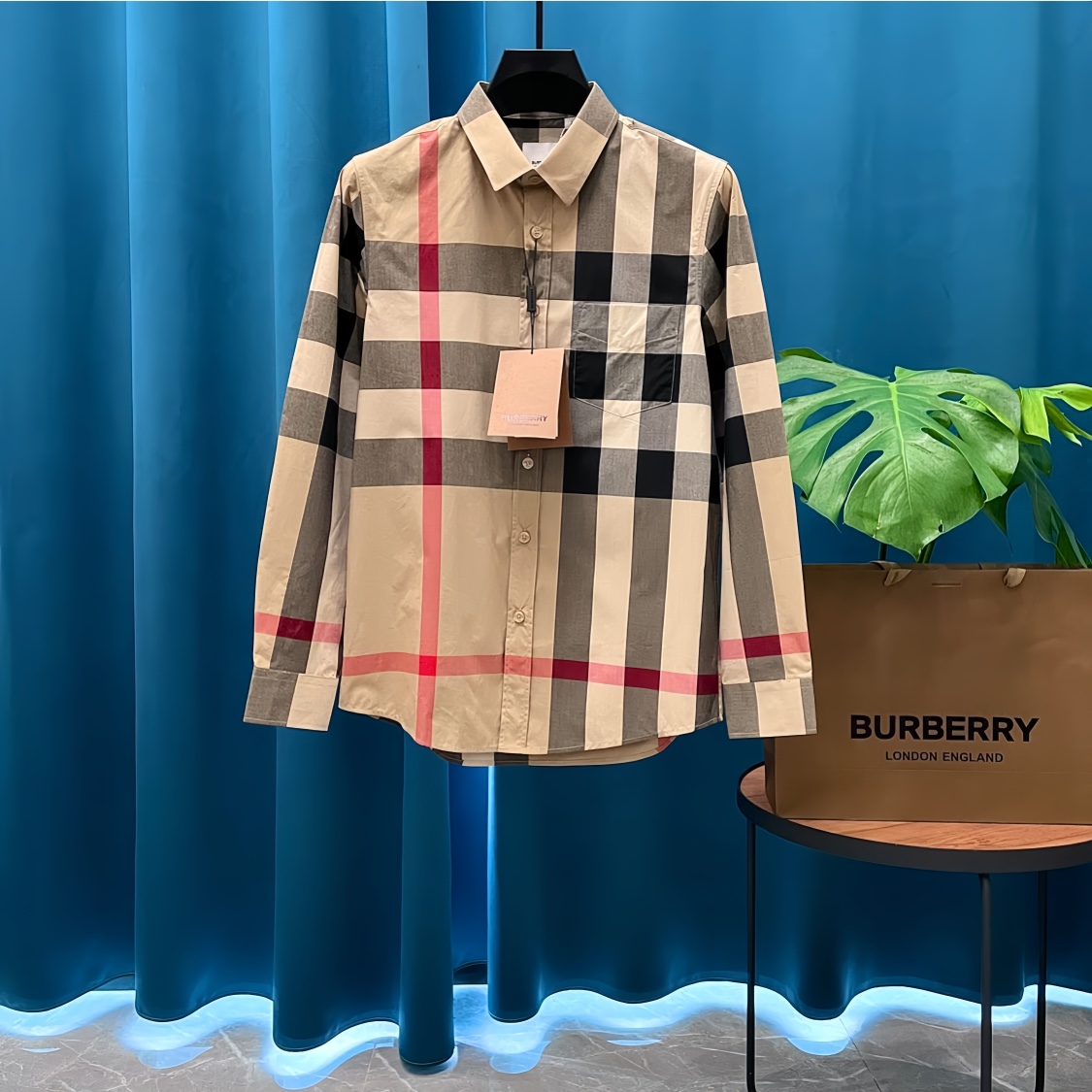 P150 Burberry➡️Camisa de manga larga a cuadros asimétrica de Burberry. La forma de la camiseta se ajusta a la versión o…