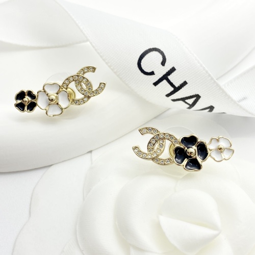 Elegantes Pendientes Chanel con Doble C y Diseño de Camelia Asimétrico 1 Elegantes Pendientes Chanel con Doble C y Diseño de Camelia Asimétrico