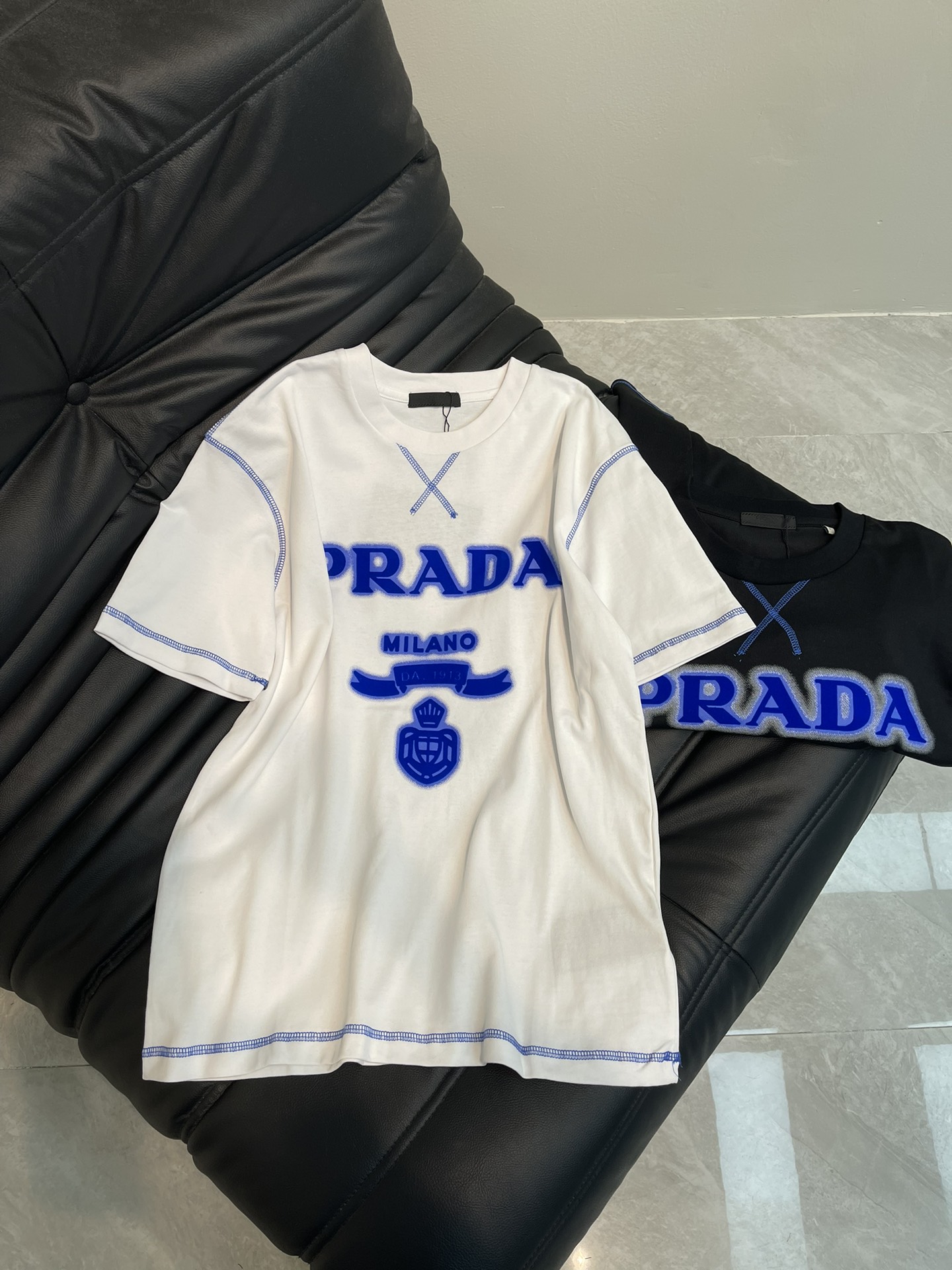 NO:321685,Prad*25 spring and summer new style of chest graffiti halo logo printed short-sleeved T-shirt, pure cotton fabric, flocking splicing technology, the overall youthful atmosphere, the color matching is very eye-catching, the same style as men and women S-XL AA23,,prada,T-shirt,tees,t-shirt,alexander wang19860909Prad*25春夏新款胸前涂鸦光晕logo印花短袖T恤 纯棉面料 植绒拼接工艺 整体青春气息漫溢 色系搭配非常亮眼 男女同款 S-XL AA23,,prada,T-shirt,tees，t-shirt,alexander wang,Women's clothing