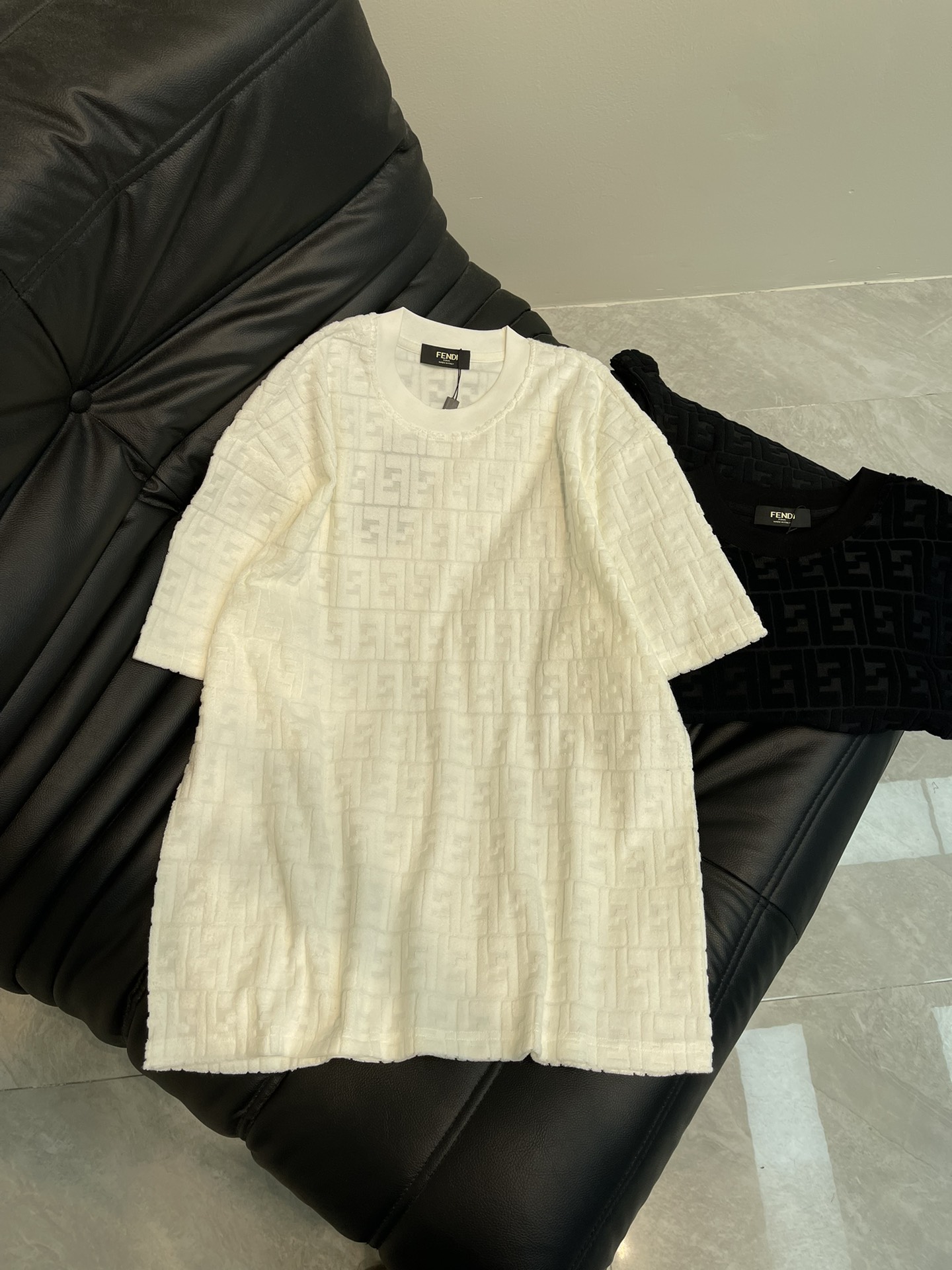 NO:321687,Fend*25 spring and summer new towel velvet short-sleeved T-shirt. The fabric is soft and comfortable, and the new design inspiration is extremely fashionable and representative!  Comfortable and breathable!  Extremely fashionable, durable and stylish, with high-end and elegant upper body effect, and an extremely stylish and versatile style!  S-XL AA23, fendi, T-shirt,tees, t-shirt,alexander wang19860909Fend*25春夏新款毛巾绒短袖T恤.面料柔软舒适,全新设计灵感,极具时尚代表性！手感舒适透气！极为时尚耐看有腔调,上身效果高端大气,极致有型的百搭款！S-XL AA23,,fendi,T-shirt,tees，t-shirt,alexander wang,Women's clothing