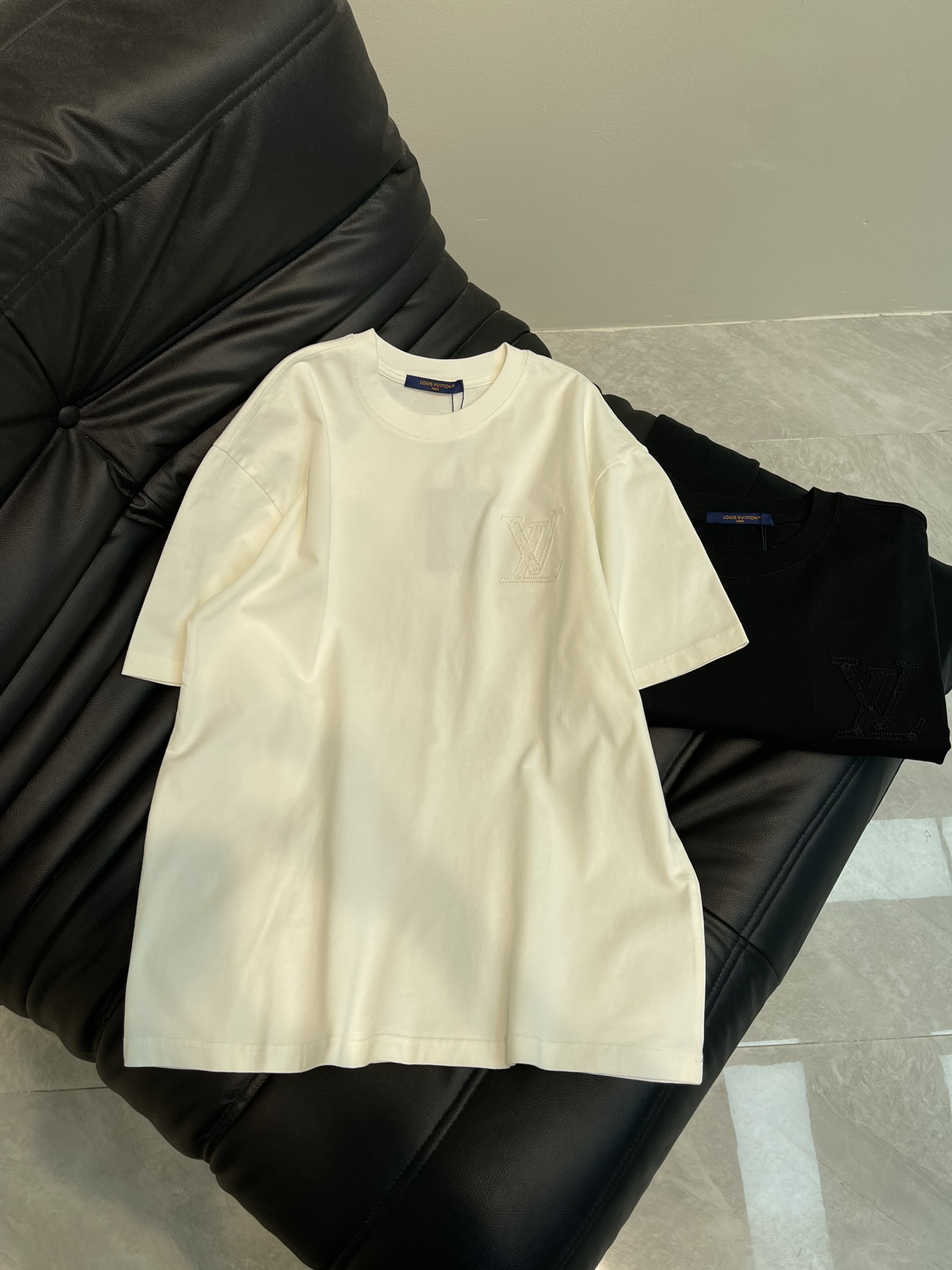 NO:321147,Louis Vuitto*25 new three-dimensional embroidered short-sleeved T-shirt. High-weight pure cotton fabric is breathable and comfortable. It adopts a unique embroidery process, which not only enhances the aesthetics of the clothing, but also gives it a unique texture and charm. Whether it is daily travel or partying, this patch embroidered T-shirt can make you the focus, easily control various styles, and show your personality charm. The same style as men and women!  Size S-XL, louis vuitton, T-shirt,tees, t-shirt,alexander wang19860909Louis Vuitto*25新款立体刺绣短袖T恤.高克重纯棉面料,透气舒适.采用了独特的刺绣工艺,不仅提升了服装的美观性,更赋予了它独特的质感与韵味.无论是日常出行还是参加派对,这款贴布绣T恤都能让你成为焦点,轻松驾驭各种风格,展现个性魅力.男女同款！ 尺码S-XL,,louis vuitton,T-shirt,tees，t-shirt,alexander wang,Women's clothing