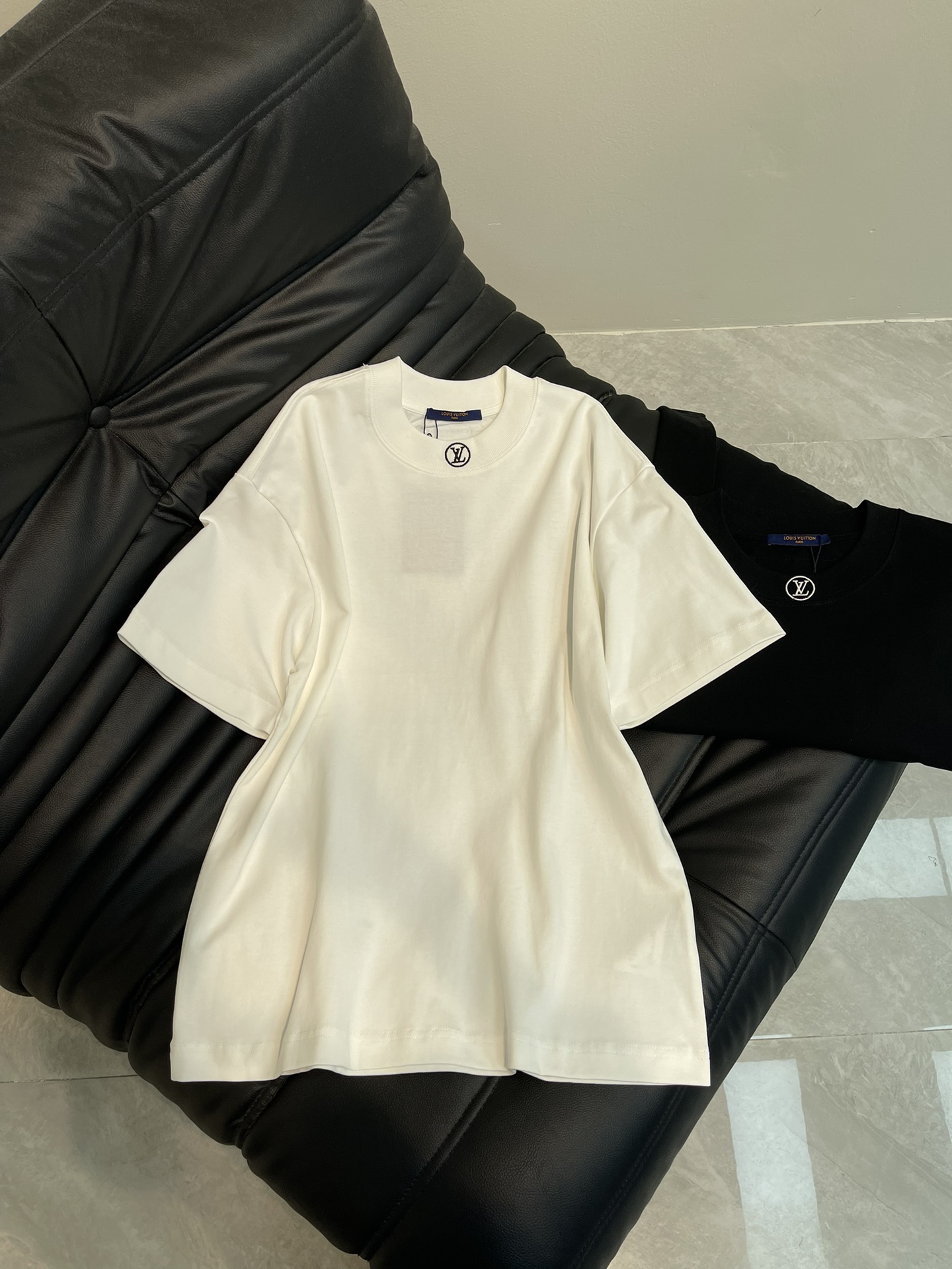 NO:321670,Louis Vuitto*25 spring and summer new neck embroidered logo letter round neck short-sleeved T-shirt, the same style as men and women!  Pure cotton fabric!  It is breathable and classic and simple logo design. It is very refreshing and comfortable to wear when worn every day. The rib knit on the neckline is flat and tight, and the neckline will not be crooked at random. It has a loose style. You will find that it looks really good on the upper body. The overall style is minimalist and neat, and it is super versatile everyday!  Just match one casually and you will look youthful, and you will be crazy about your outfits and you will never make any mistakes!  S-XL, louis vuitton, T-shirt,tees, t-shirt,alexander wang19860909Louis Vuitto*25春夏新款领口刺绣logo字母圆领短袖T恤,男女同款！纯棉面料！贴肤透气,经典简约logo设计,日常穿着非常清爽穿感舒适,领口的罗纹针织平整紧密,随意折腾都不会领口歪斜,宽松版型,上身你就会发现真的好好看,整体极简利落,超级日常百搭！随随便便搭配一条就是青春的样子,一件就能为你的穿搭疯狂,绝不会出错的时髦单品！S-XL,,louis vuitton,T-shirt,tees，t-shirt,alexander wang,Women's clothing