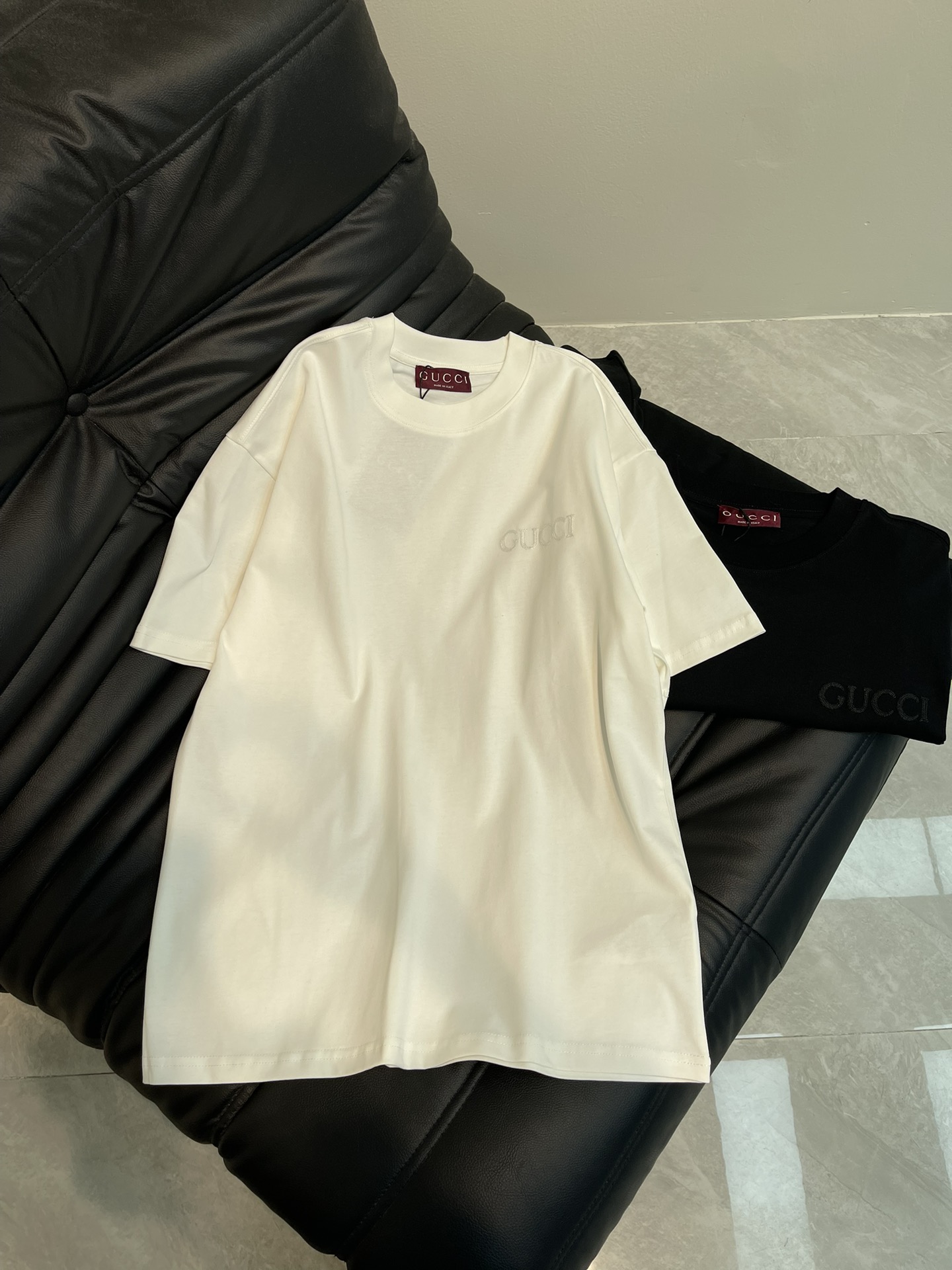 NO:321672,Gucc*25 spring and summer new micro-label embroidered short-sleeved T-shirt. High-weight pure cotton fabric, breathable and comfortable. Simple logo embroidered letters, simple and unique charm. The straight-cut style is more suitable for matching with various trendy and fashionable styles. The same style for men and women!  S-XL A, gucci, T-shirt,tees,t-shirt,alexander wang19860909Gucc*25春夏新款微标刺绣短袖T恤.高克重纯棉面料,透气舒适.简约标识刺绣字母,简洁而富有独特魅力,直裁版型更为适合搭配各种潮流时尚造型.男女同款！S-XL A,,gucci,T-shirt,tees，t-shirt,alexander wang,Women's clothing