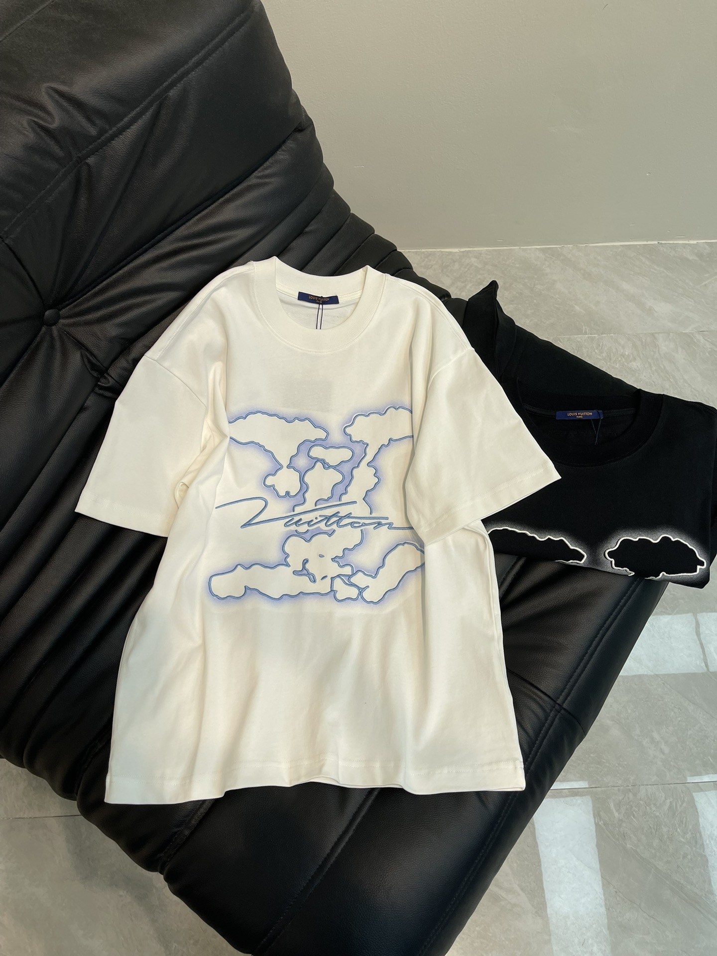 NO:321674,Louis Vuitto*25 Spring and Summer New Cloud Inkjet Embroidered Large Logo Short-sleeved T-shirt, the same style as men and women!  Pure cotton fabric, comfortable and breathable, very refreshing in daily wear, the rib knit on the neckline is flat and tight, and the neckline will not be crooked when tossed freely. The loose style, you will find that it looks really good on the upper body. The overall simple and neat, and it is super versatile everyday!  Just match one casually and you will look youthful, and you will be crazy about your outfits and you will never make any mistakes!  S-XL AA23, louis vuitton,T-shirt,tees,t-shirt,alexander wang19860909Louis Vuitto*25春夏新款云朵喷墨刺绣大logo短袖T恤,男女同款！纯棉面料,舒适透气,日常穿着非常清爽,领口的罗纹针织平整紧密,随意折腾都不会领口歪斜,宽松版型,上身你就会发现真的好好看,整体极简利落,超级日常百搭！随随便便搭配一条就是青春的样子,一件就能为你的穿搭疯狂,绝不会出错的时髦单品！S-XL AA23,,louis vuitton,T-shirt,tees，t-shirt,alexander wang,Women's clothing