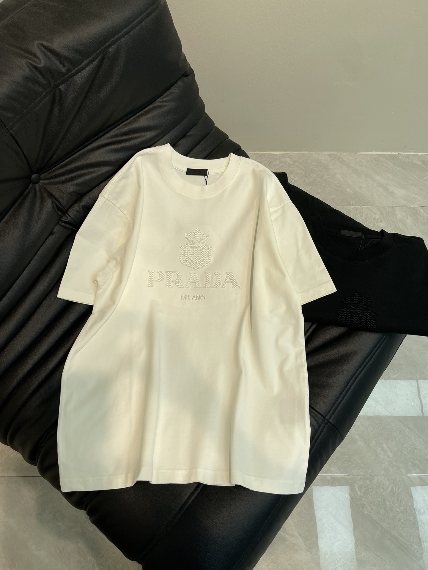 NO:321676,Prad*25 spring and summer new embroidered short-sleeved T-shirt. High-weight cotton fabric, soft fabric, skin-friendly and comfortable. A very simple and atmospheric model. Whether it is the comfort of the upper body, it is incomparable, interpreting your luxury and taste, and creating your fashionable charm. S-XL AA,,prada,T-shirt,tees,t-shirt,alexander wang19860909Prad*25春夏新款刺绣短袖T恤.高克重全棉面料,面料柔软,亲肤舒适.非常简约大气的一款 无论是上身舒适度都是无可比拟的存在,诠释你的奢华与品位,打造你的时尚风情魅力所在.S-XL AA,,prada,T-shirt,tees，t-shirt,alexander wang,Women's clothing