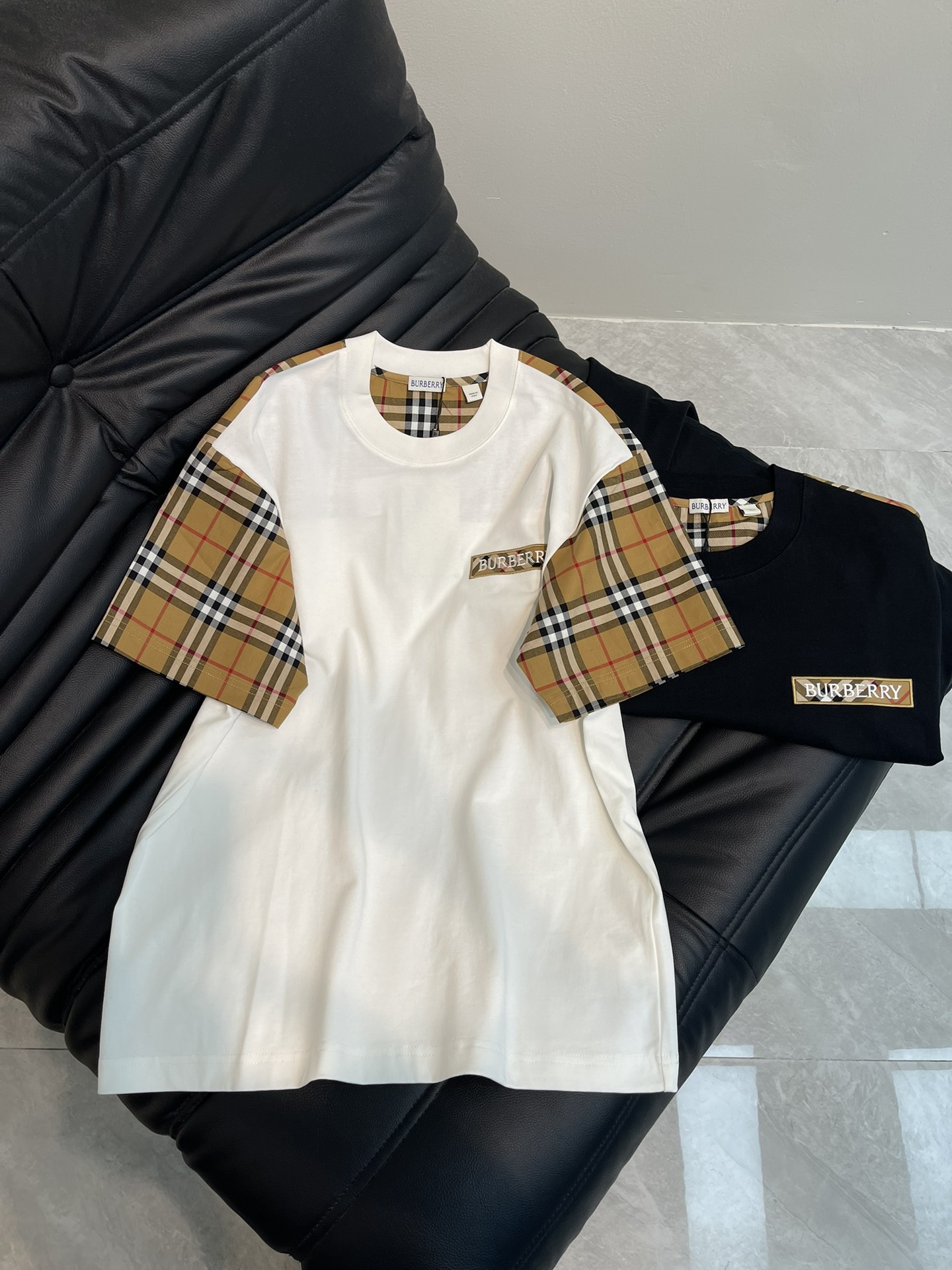 NO:321678,Burberr*25 spring and summer new embroidered letter logo small short-sleeved T-shirt. Sleeve splicing classic plaid, back plaid patch, loose fit, high-weight cotton fabric, comfortable upper body. Simple style design splicing classic plaid stripes, male and female style, loose fit, fashionable and age-reducing versatile. S-XL A,,burberry, T-shirt,tees, t-shirt,alexander wang19860909Burberr*25春夏新款刺绣字母logo小标短袖T恤.袖子拼接经典格纹,后背格纹贴布,宽松版型,高克重纯棉面料,上身舒适.简约的风格设计拼接经典格子条纹,男女同款,宽松版型,时尚减龄百搭.S-XL A,,burberry,T-shirt,tees，t-shirt,alexander wang,Women's clothing