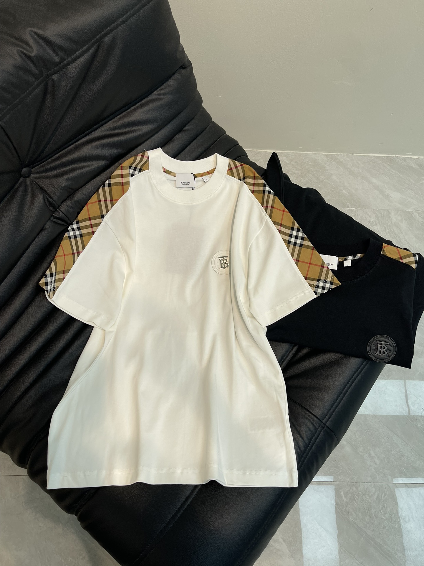 NO:321680,Burberr*25 spring and summer new TB war horse leather logo letter short-sleeved T-shirt, Gaoke heavy cotton fabric, soft fabric, skin-friendly and comfortable. The front is decorated with letter TB superimposed logo, war horse travel letters. A high-end clothing item that combines fashion design and exquisite craftsmanship. It cleverly combines the brand's iconic elements with modern trends, showing the unique brand charm and the wearer's personality style. S-XL, burberry, T-shirt, tees, t-shirt, alexander wang19860909Burberr*25春夏新款TB战马皮标字母短袖T恤,高克重全棉面料,面料柔软,亲肤舒适. 正面饰有字母TB叠加标识,战马穿越字母.一款融合了时尚设计与精湛工艺的高端服饰单品,它巧妙地将品牌标志性的元素与现代潮流趋势相结合,展现了独特的品牌魅力与穿着者的个性风采.S-XL,,burberry,T-shirt,tees，t-shirt,alexander wang,Women's clothing