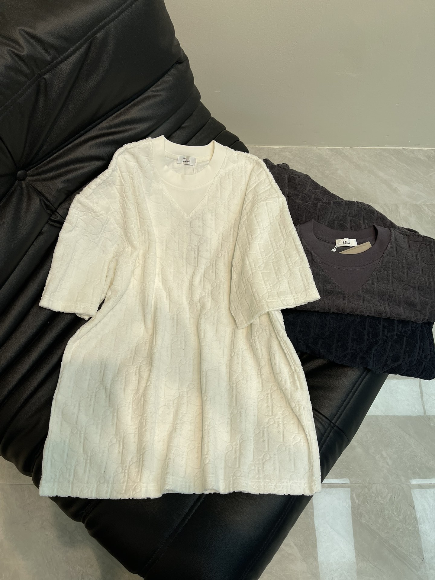 NO:321682,Dio*25 spring and summer new jacquard towel short-sleeved T-shirt. The cotton fabric is soft and comfortable, decorated with jacquard patterns in the same color, highlighting Dior's classic Oblique print. The threaded and the same color as the cylinder are fixed and dyed, zero color difference oversize version, comfortable on the upper body. The clean version of the jacquard pattern makes the logo more eye-catching and eye-catching. A simple and elegant style, versatile and fashionable, the same style for men and women!  S-XL A,,dior,versace,T-shirt,tees,t-shirt,alexander wang19860909Dio*25春夏新款提花毛巾绒短袖T恤.全棉面料柔软舒适,饰以同色调提花图案,突显 Dior 经典的 Oblique 印花. 螺纹同缸定染零色差oversize版 上身舒适.净版提花图案让标识更佳吸睛显眼.简约不失大气的一款 百搭时尚 男女同款！S-XL A,,dior,versace,T-shirt,tees，t-shirt,alexander wang,Women's clothing