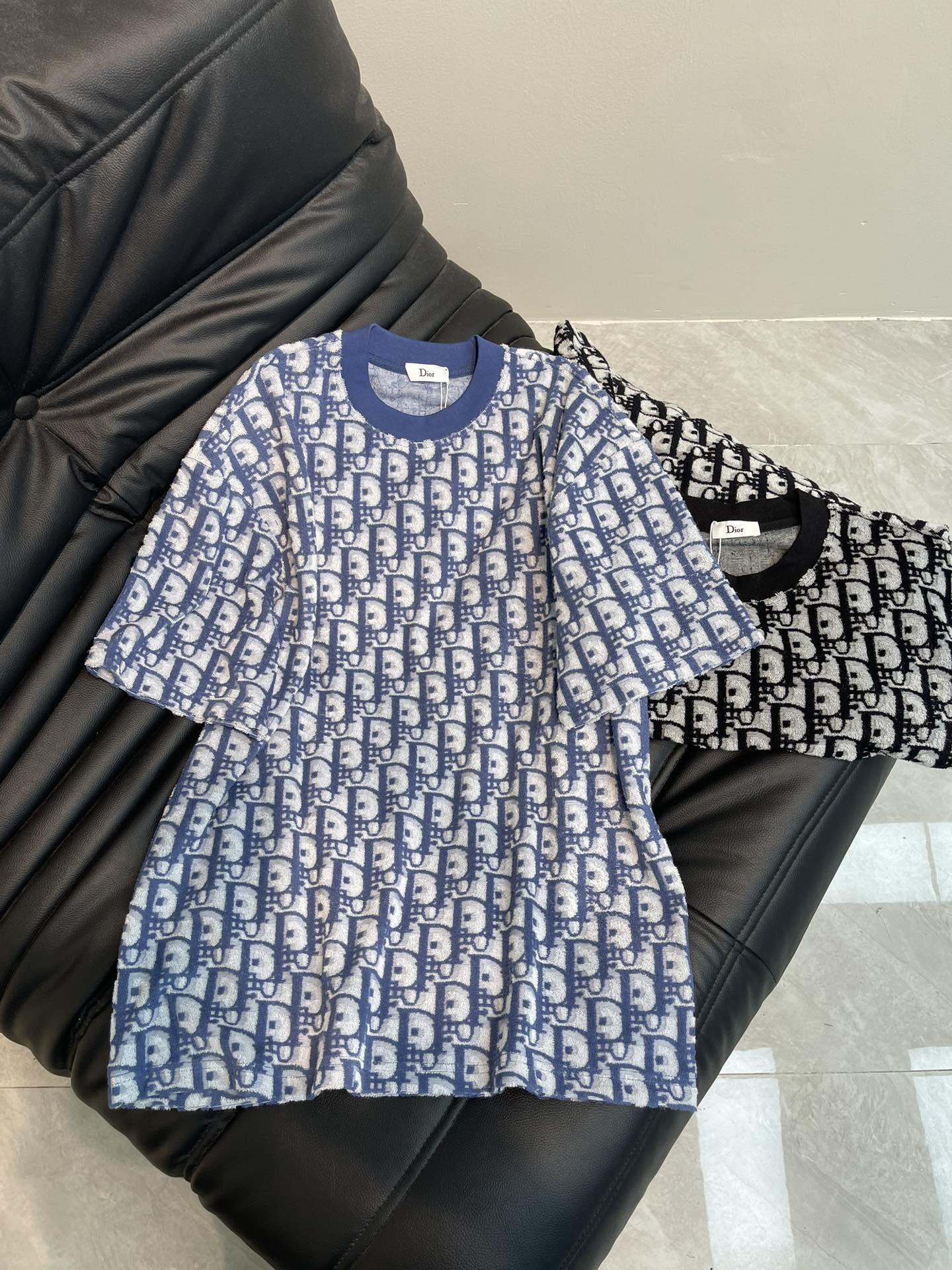 NO:321684,Dio*25 spring and summer new towel velvet jacquard full print short-sleeved T-shirt. This T-shirt is made of cotton blended wool yarn. The towel jacquard highlights the classic Oblique elements, paired with ribbed round neck and squid thread, which is unique and enhances the style of casual style!  S-XL,dior,T-shirt,tees,t-shirt,alexander wang19860909Dio*25春夏新款毛巾绒提花满印短袖T恤.本款T恤采用棉质混纺毛圈纱打造,毛巾提花突显经典的Oblique元素,搭配罗纹圆领和缉面线,别具一格,为休闲造型提升格调！S-XL,,dior,T-shirt,tees，t-shirt,alexander wang,Women's clothing