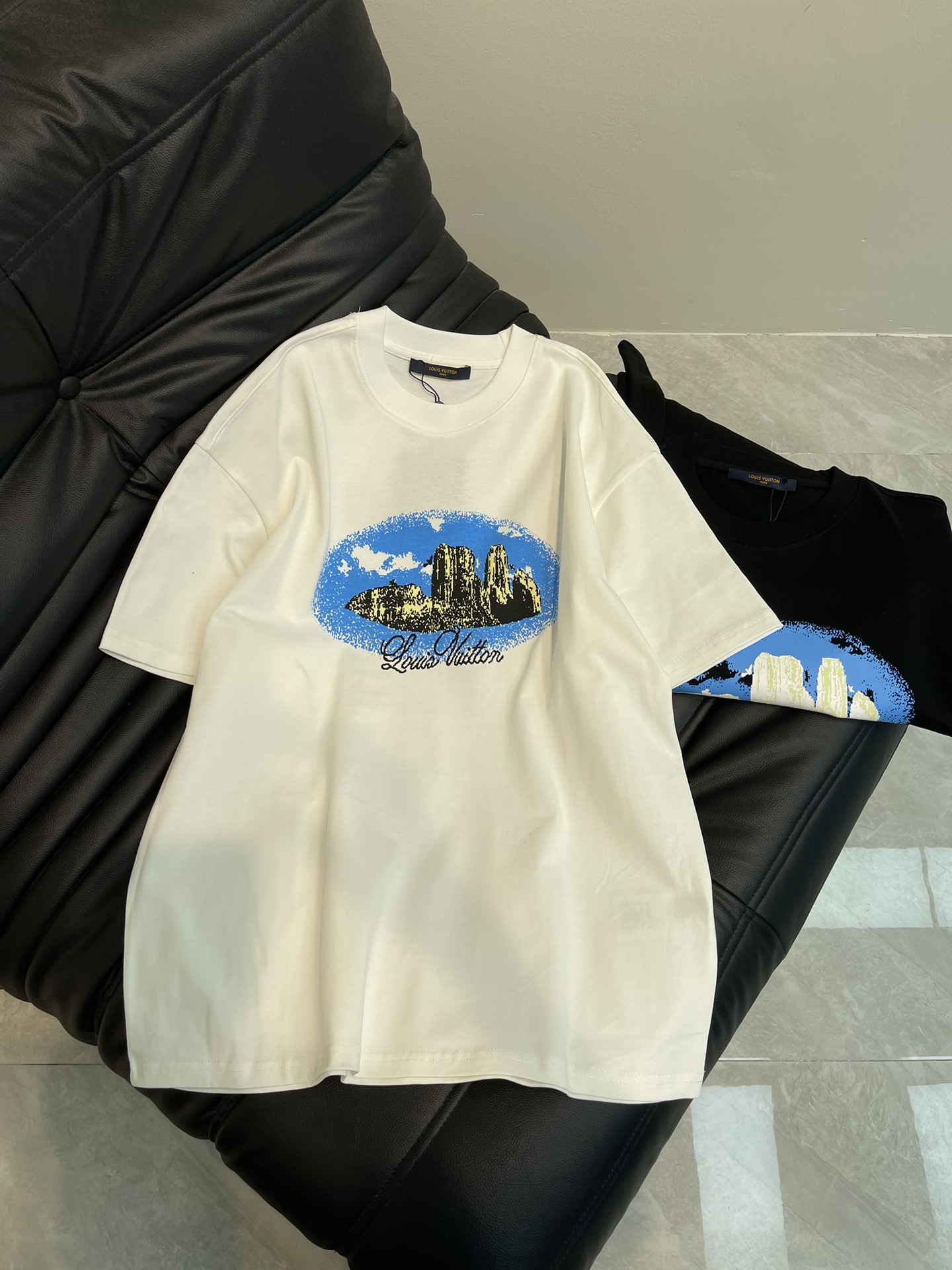 NO:321686,Louis Vuitto*25 spring and summer new western landscape printed short-sleeved T-shirt. Customized pure cotton fabric is breathable and comfortable. With western landscape as the theme, it uses ink printing patterns to show a unique sense of art and visual effect. It is simple and uniquely charming. The straight-cut style is more suitable for matching with various trendy and fashionable styles!  The same style for men and women!  S-XL, louis vuitton, T-shirt,tees, t-shirt,alexander wang19860909Louis Vuitto*25春夏新款西部风景印花短袖T恤.定制纯棉面料 透气舒适.以西部风景为主题,采用了油墨印花图案,展现出独特的艺术感和视觉效果.简洁而富有独特魅力.直裁版型更为适合搭配各种潮流时尚造型！男女同款！S-XL,,louis vuitton,T-shirt,tees，t-shirt,alexander wang,Women's clothing