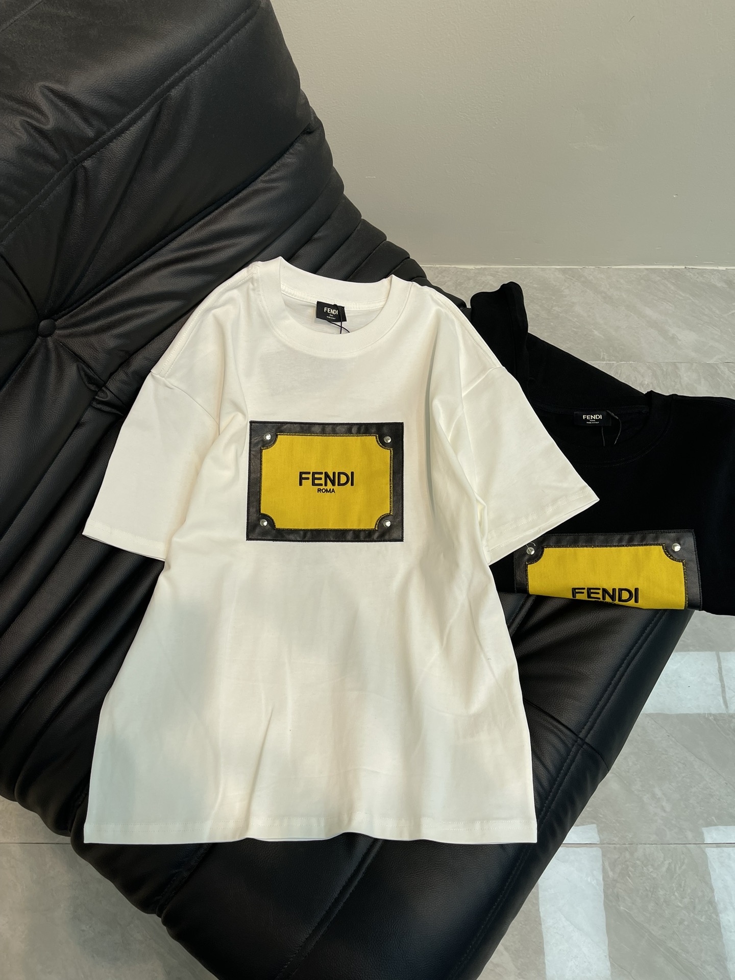 NO:321688,Fend*25 spring and summer new letter embroidered leather logo spliced ​​short-sleeved T-shirt. The cotton fabric is breathable and comfortable. It is fashionable and personalized, and it is a super versatile style!  Loose style, casual and comfortable, suitable for wearing in all occasions. versatile style. The same style as men and women!  S-XL AA23, fendi, T-shirt,tees, t-shirt,alexander wang19860909Fend*25春夏新款字母刺绣皮标拼接短袖T恤.全棉面料透气舒适.时尚又个性,超级百搭的一款！宽松版型,休闲自在,适合各种场合穿着 百搭款.男女同款！S-XL AA23,,fendi,T-shirt,tees，t-shirt,alexander wang,Women's clothing