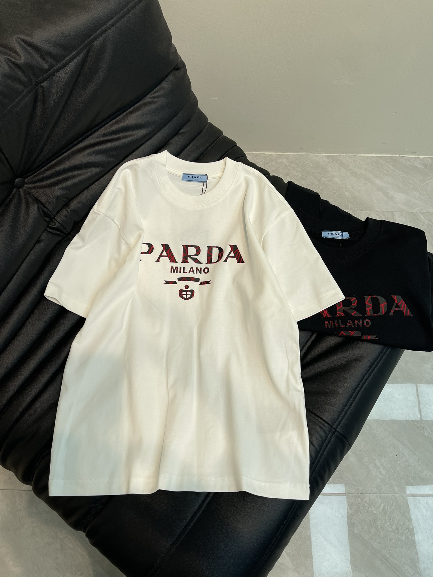 NO:321689,Prad*25 spring and summer new contrasting color printed glue letter short-sleeved T-shirt. All cotton fabric, soft fabric, skin-friendly and comfortable. A very simple and atmospheric model. Whether it is the comfort of the upper body, it is incomparable, interpreting your luxury and taste, and creating your fashionable charm. S-XL A,, prada, T-shirt,tees, t-shirt,alexander wang19860909Prad*25春夏新款撞色印胶字母短袖T恤.全棉面料,面料柔软,亲肤舒适.非常简约大气的一款 无论是上身舒适度都是无可比拟的存在,诠释你的奢华与品位,打造你的时尚风情魅力所在.S-XL A,,prada,T-shirt,tees，t-shirt,alexander wang,Women's clothing