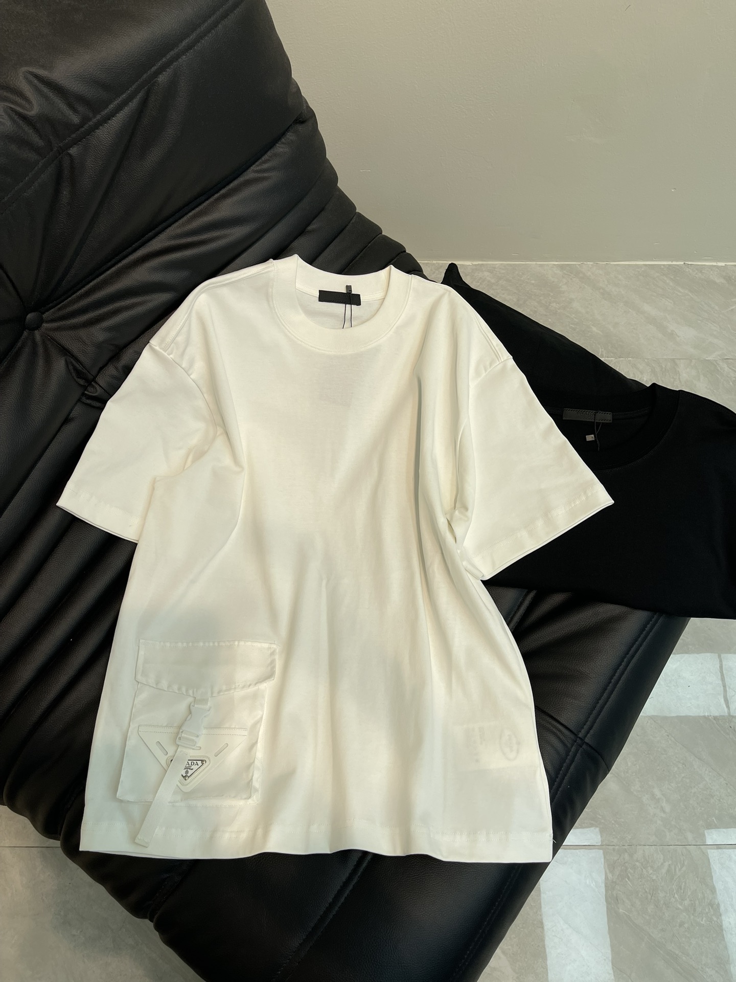 NO:321692,Prad*25 Spring and Summer New Triangle Logo Spliced ​​Woven Leather Pocket Embroidered Short-sleeved T-shirt. Minimalist design style, simple and versatile black and white solid color design, the same style for men and women. The metal triangle logo is casual, which can meet all your requirements for outfits, and you don’t have to be picky about gender and figure!  Made of imported materials, it is smooth and light and has an ultimate touch like mercerized cotton. It is very comfortable and skin-friendly to wear. It is suitable for all seasons. It is a basic and versatile and casual loose fitting cut. The basic knitted ribbed splicing round neck design. The upper body style of men and women is simple, atmospheric and durable!  S-XL, prada, T-shirt,tees, t-shirt,alexander wang19860909Prad*25春夏新款三角徽标拼接梭织贴皮口袋刺绣款短袖T恤.极简主义的设计风格,简约百搭的黑白纯色设计,男女款同款.金属三角徽标休闲,可以满足你对穿搭的所有要求,不挑性别与身材！进口材质制作而成,如丝光棉般爽滑轻薄的极致触感,穿着上身相当舒适亲肤,四季皆宜的基础百搭精品休闲宽松的版型裁剪,基础的针织罗纹拼接圆领设计,男女上身风格简约大气耐穿！S-XL,,prada,T-shirt,tees，t-shirt,alexander wang,Women's clothing
