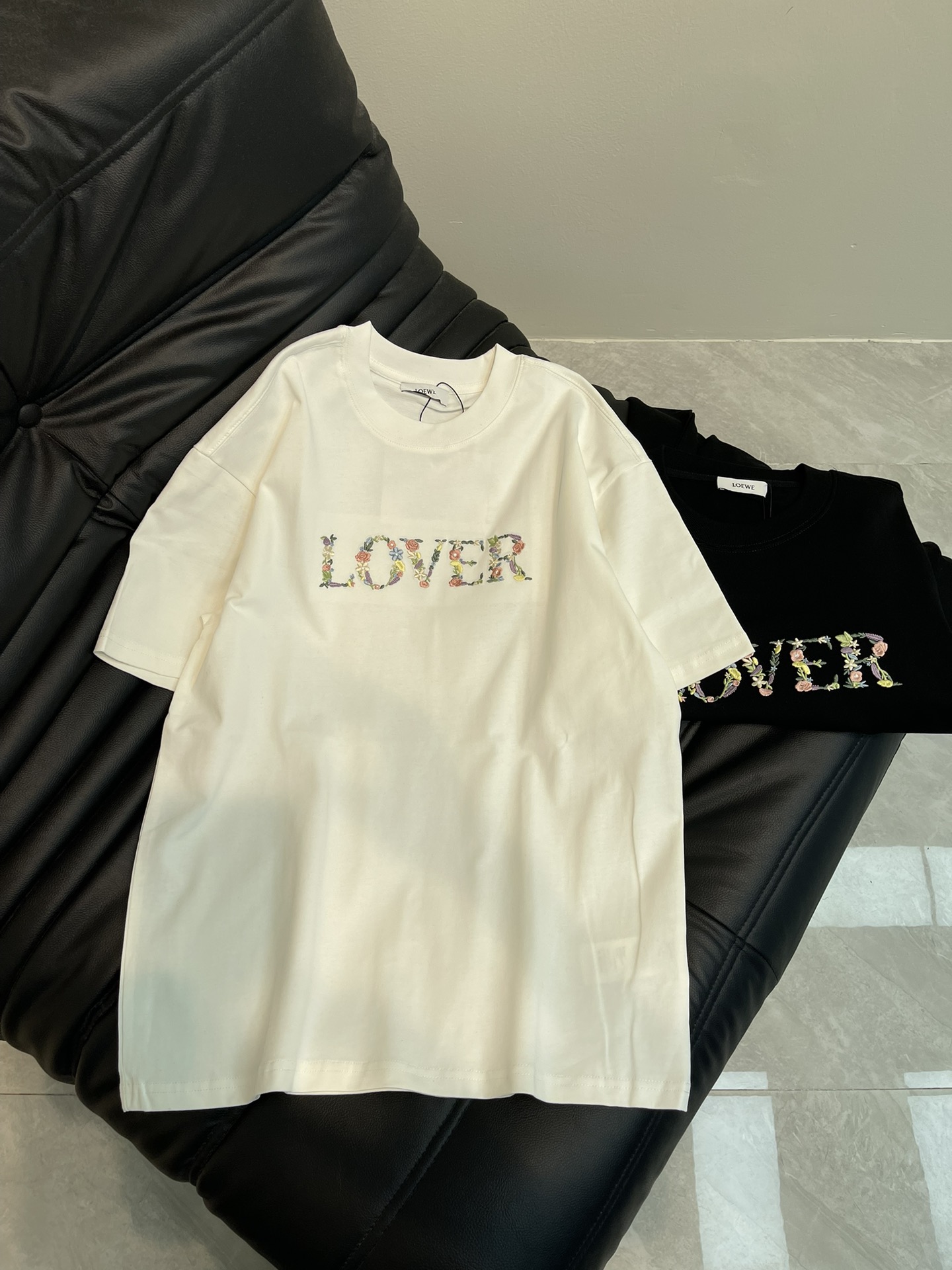 NO:321695,Loew*25 spring and summer new flower embroidered letter short-sleeved T-shirt. Customized pure cotton fabric, breathable and comfortable. Full-frame flower colored letter embroidery is full of imported embroidery thread, and letter patterns are made from 100,000-needle embroidery process. It is simple and unique. The straight-cut style is more suitable for matching with various trendy and fashionable styles. The same style for men and women!  S-XL A, loewe, T-shirt,tees, t-shirt,alexander wang19860909Loew*25春夏新款花卉彩绣字母短袖T恤.定制纯棉面料 透气舒适.全幅花卉彩色字母刺绣在正面盛放 采用进口绣线,由十万针刺绣工艺做出字母图案.简洁而富有独特魅力.直裁版型更为适合搭配各种潮流时尚造型.男女同款！S-XL A,,loewe,T-shirt,tees，t-shirt,alexander wang,Women's clothing