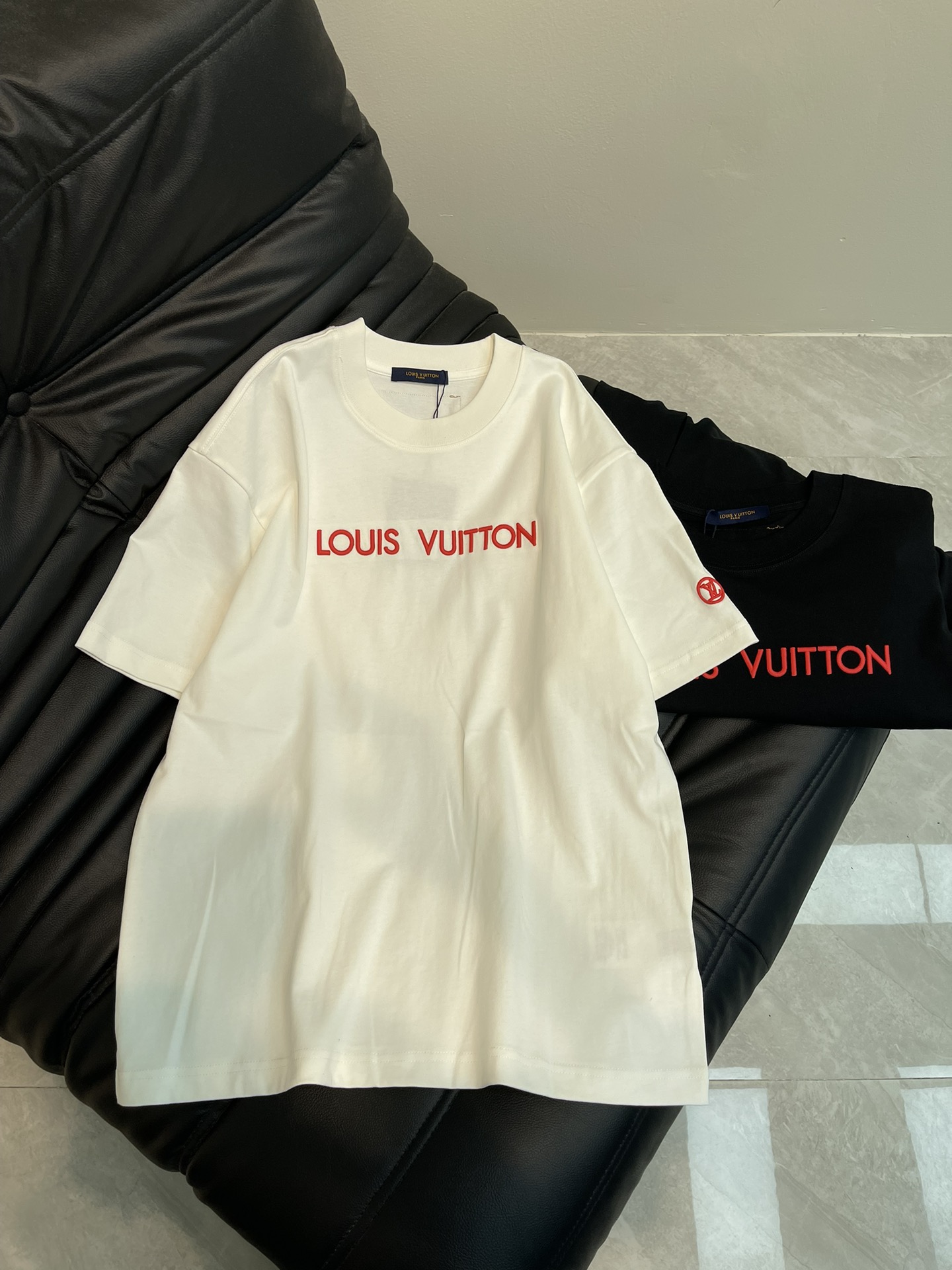 NO:322194,Louis Vuitto*25 Spring and Summer New Alphabet Embroidered Short Sleeve T-shirt. Customized pure cotton fabric is breathable and comfortable. Embroidered decoration on the chest and cuffs, fashionable and personalized, super versatile!  Loose style, casual and comfortable, suitable for wearing in all occasions. versatile style. The same style as men and women!  S-XL, louis vuitton, T-shirt,tees, t-shirt,alexander wang19860909Louis Vuitto*25春夏新款字母刺绣短袖T恤.定制纯棉面料 透气舒适.胸前和袖口刺绣装饰,时尚又个性,超级百搭的一款！宽松版型,休闲自在,适合各种场合穿着 百搭款.男女同款！S-XL,,louis vuitton,T-shirt,tees，t-shirt,alexander wang,Women's clothing