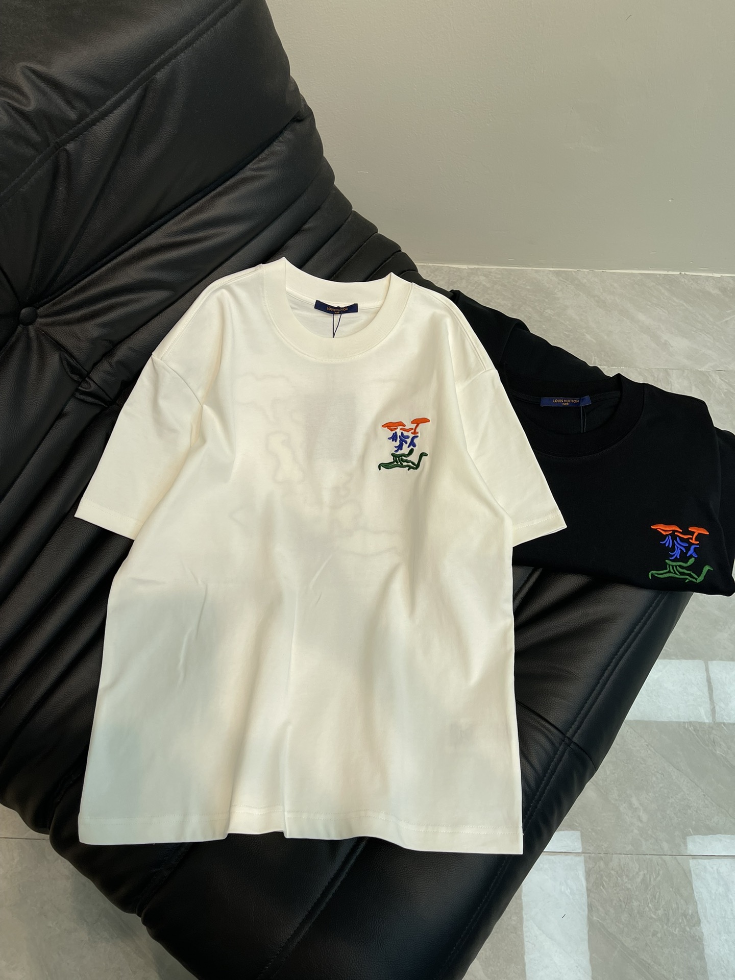 NO:322196,Louis Vuitto*25 Spring and Summer New Alphabet Embroidered Short Sleeve T-shirt. Customized pure cotton fabric is breathable and comfortable. It has an iconic embellishment at the front and back, fashionable and individual, and a super versatile style!  Loose style, casual and comfortable, suitable for wearing in all occasions. versatile style. The same style as men and women!  S-XL, louis vuitton, T-shirt,tees, t-shirt,alexander wang19860909Louis Vuitto*25春夏新款字母刺绣短袖T恤.定制纯棉面料 透气舒适.前后标志性点缀,时尚又个性,超级百搭的一款！宽松版型,休闲自在,适合各种场合穿着 百搭款.男女同款！S-XL,,louis vuitton,T-shirt,tees，t-shirt,alexander wang,Women's clothing