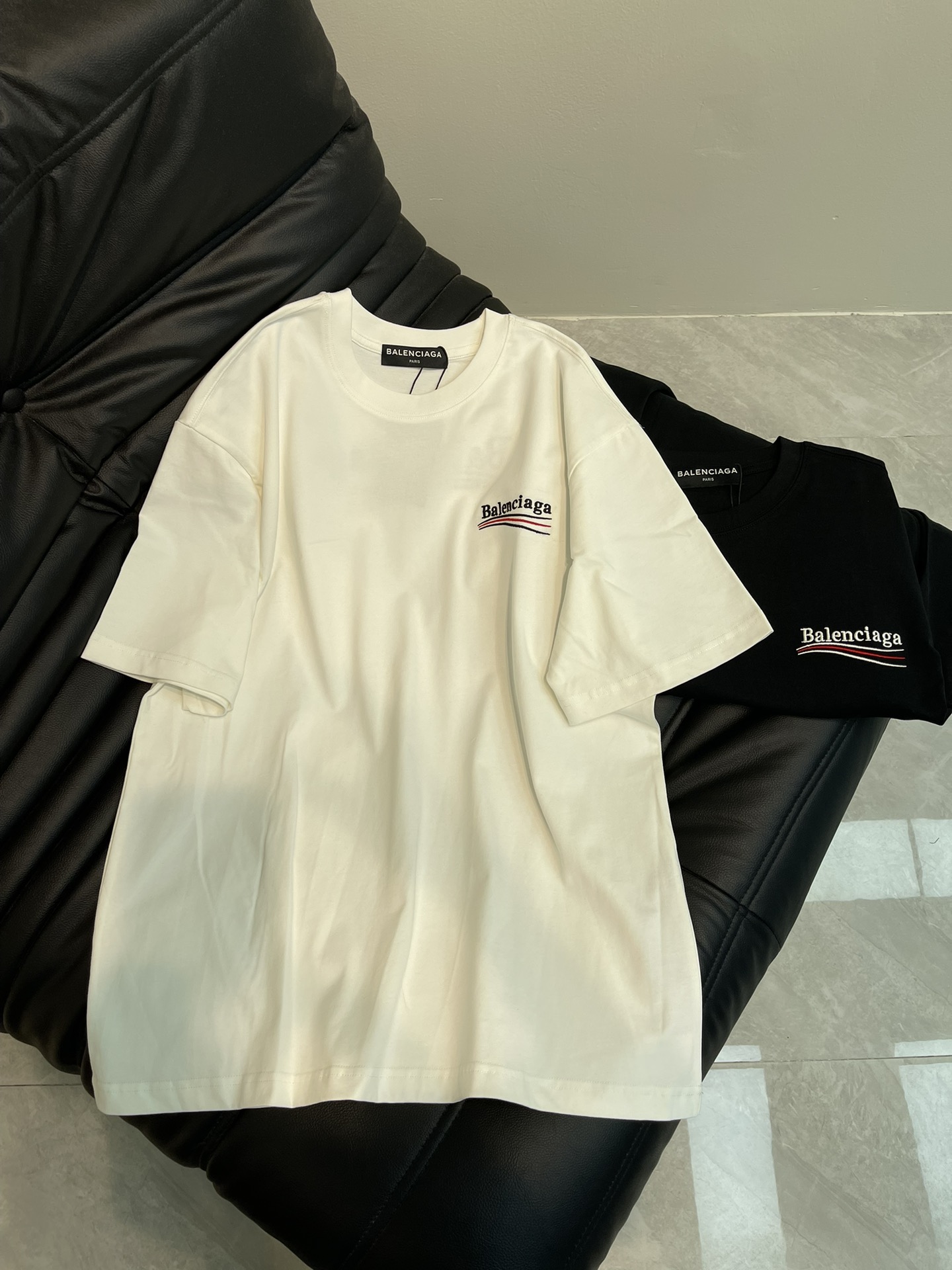 NO:322198,Balenciag*25 spring and summer new classic Coke wavy letters front and back embroidered short-sleeved T-shirt, full of high-end feeling, pure cotton fabric, comfortable and breathable. Classic simple and fashionable, loose style, same style for men and women. S-XL,,balenciaga, T-shirt,tees, t-shirt,alexander wang19860909Balenciag*25春夏新款经典可乐波浪字母前后刺绣短袖T恤,高级感十足,纯棉面料,舒适透气.经典简约时尚,宽松版型男女同款.S-XL,,balenciaga,T-shirt,tees，t-shirt,alexander wang,Women's clothing