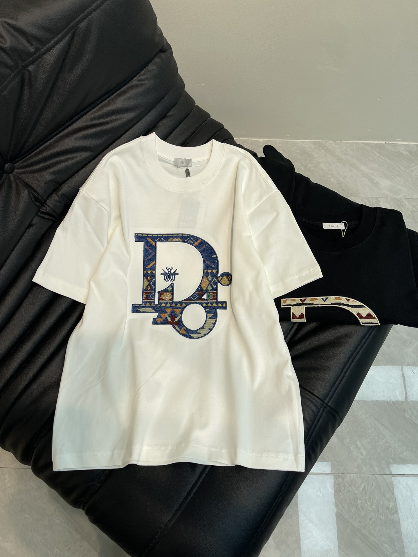 NO:322181,Dio*25 spring and summer new embroidered logo Little Bee short-sleeved T-shirt. High-weight pure cotton fabric is comfortable and breathable. The top-level elements are fusion to create. Whether it is the comfort of the upper body, it is incomparable, interpreting your luxury and taste, and creating your fashionable charm. The same style as men and women!  S-XL A,,dior,T-shirt,tees,t-shirt,alexander wang19860909Dio*25春夏新款刺绣logo小蜜蜂短袖T恤.高克重纯棉面料 舒适透气.顶级元素融合打造,无论是上身舒适度都是无可比拟的存在,诠释你的奢华与品位,打造你的时尚风情魅力所在.男女同款！S-XL A,,dior,T-shirt,tees，t-shirt,alexander wang,Women's clothing