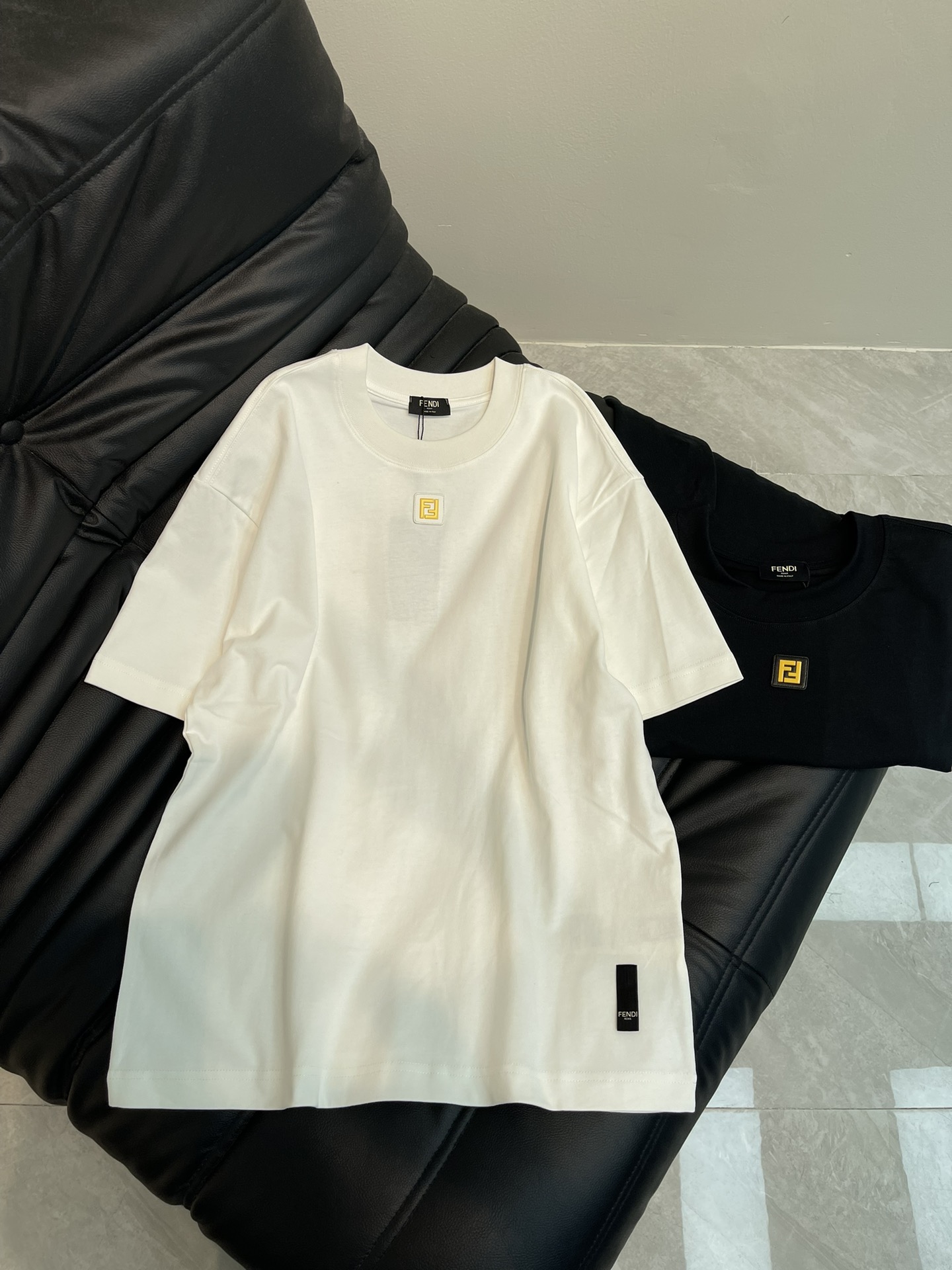 NO:321174,Fend*25 new gold leather label embroidered short-sleeved T-shirt. This T-shirt is made of all-cotton plain fabric, washed and fixed. The front is decorated with gold FF words, and the hem is decorated with brand-specific vertical label buttons. It is simple and fashionable, loose style, the same style as men and women!  Size S-, fendi, T-shirt,tees, t-shirt,alexander wang19860909Fend*25新款金色皮标刺绣短袖T恤.本款T恤采用全棉平纹面料打造,再洗水定型,正面饰有金色FF字样,下摆饰以品牌特有竖唛纽扣,简约时尚,宽松版型,男女同款！ 尺码S-,,fendi,T-shirt,tees，t-shirt,alexander wang,Women's clothing