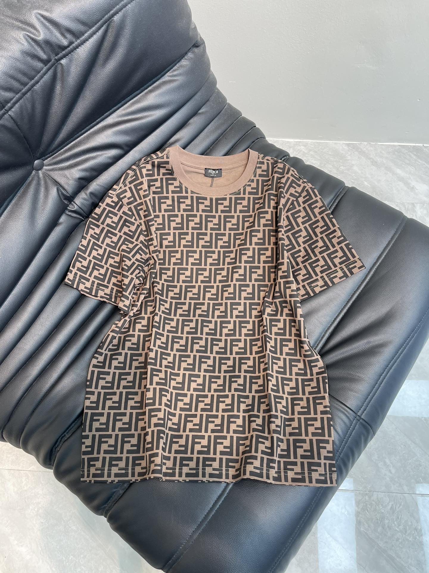 NO:322183,Fend*25 spring and summer new classic full-print F short-sleeved T-shirt. Presbyterian full-print craftsmanship, texture and comfort, the upper body is simple and versatile, and the feel is very comfortable. It is a super versatile and beautiful short-sleeved style!  S-XL, fendi, T-shirt,tees, t-shirt,alexander wang19860909Fend*25春夏新款经典满印F短袖T恤.老花满印工艺,质感舒适度都是拉满的,上身简约百搭,手感非常舒服,超级百搭好看的一款短袖！S-XL,,fendi,T-shirt,tees，t-shirt,alexander wang,Women's clothing