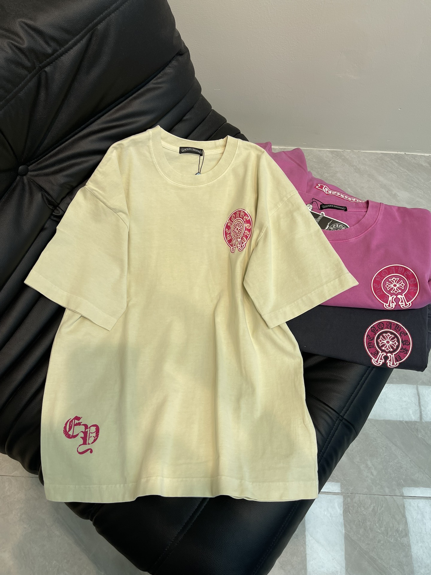 NO:322185,Chrome Hearts* 25 Spring and Summer New Cross-mark Printed Short-Sleeve T-shirt. Pure cotton washing and aging process. The washing fabric is not limited to basic colors, but also has rich aging effects to meet different style needs. The fabric is breathable and comfortable, with unique design, integrating the brand's fashion elements, making people feel a unique artistic charm and cultural heritage. This T-shirt can make you the focus, easily control various styles, and show your personality charm. OS large version, the same style as men and women!  S-XL, chrome hearts, chrome hearts, T-shirt, tees, t-shirt, alexander wang19860909Chrome Hearts*克罗心25春夏新款十字标印花短袖T恤.纯棉水洗做旧工艺, 水洗面料不仅限于基础色彩,更有丰富的 做旧效果,满足不同风格需求.面料透气舒适,设计独特,融合了品牌的时尚元素,让人感受到一种独特的艺术魅力与文化底蕴.这款T恤都能让你成为焦点,轻松驾驭各种风格,展现个性魅力.OS大版型,男女同款！S-XL,,chrome hearts,chrome hearts,T-shirt,tees，t-shirt,alexander wang,Women's clothing