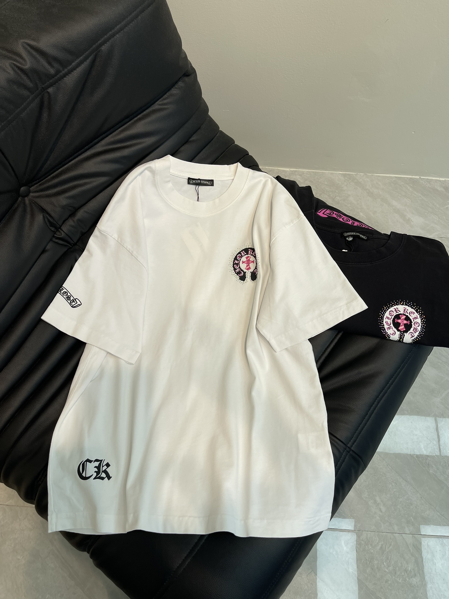 NO:322187,Chrome Hearts* 25 spring and summer new nail diamond printed short-sleeved T-shirt. Pure cotton washing and aging process. The washing fabric is not limited to basic colors, but also has rich aging effects to meet different style needs. The fabric is breathable and comfortable, with unique design, integrating the brand's fashion elements, making people feel a unique artistic charm and cultural heritage. This T-shirt can make you the focus, easily control various styles, and show your personality charm. OS large version, the same style as men and women!  S-XL A,,chrome hearts,chrome hearts,T-shirt,tees,t-shirt,alexander wang19860909Chrome Hearts*克罗心25春夏新款钉钻印花短袖T恤.纯棉水洗做旧工艺, 水洗面料不仅限于基础色彩,更有丰富的 做旧效果,满足不同风格需求.面料透气舒适,设计独特,融合了品牌的时尚元素,让人感受到一种独特的艺术魅力与文化底蕴.这款T恤都能让你成为焦点,轻松驾驭各种风格,展现个性魅力.OS大版型,男女同款！S-XL A,,chrome hearts,chrome hearts,T-shirt,tees，t-shirt,alexander wang,Women's clothing