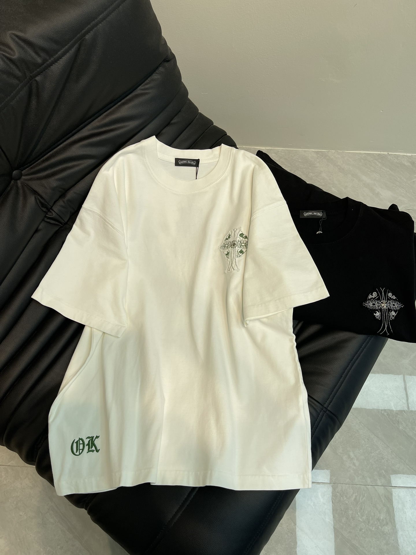 NO:322189,Chrome Hearts* 25 spring and summer new patch embroidered cross short-sleeved T-shirt. Pure cotton washing and aging process. The washing fabric is not limited to basic colors, but also has rich aging effects to meet different style needs. The fabric is breathable and comfortable, with unique design, integrating the brand's fashion elements, making people feel a unique artistic charm and cultural heritage. This T-shirt can make you the focus, easily control various styles, and show your personality charm. OS large version, the same style as men and women!  S-XL, chrome hearts, chrome hearts, T-shirt, tees, t-shirt, alexander wang19860909Chrome Hearts*克罗心25春夏新款贴布刺绣十字架短袖T恤.纯棉水洗做旧工艺, 水洗面料不仅限于基础色彩,更有丰富的 做旧效果,满足不同风格需求.面料透气舒适,设计独特,融合了品牌的时尚元素,让人感受到一种独特的艺术魅力与文化底蕴.这款T恤都能让你成为焦点,轻松驾驭各种风格,展现个性魅力.OS大版型,男女同款！S-XL,,chrome hearts,chrome hearts,T-shirt,tees，t-shirt,alexander wang,Women's clothing