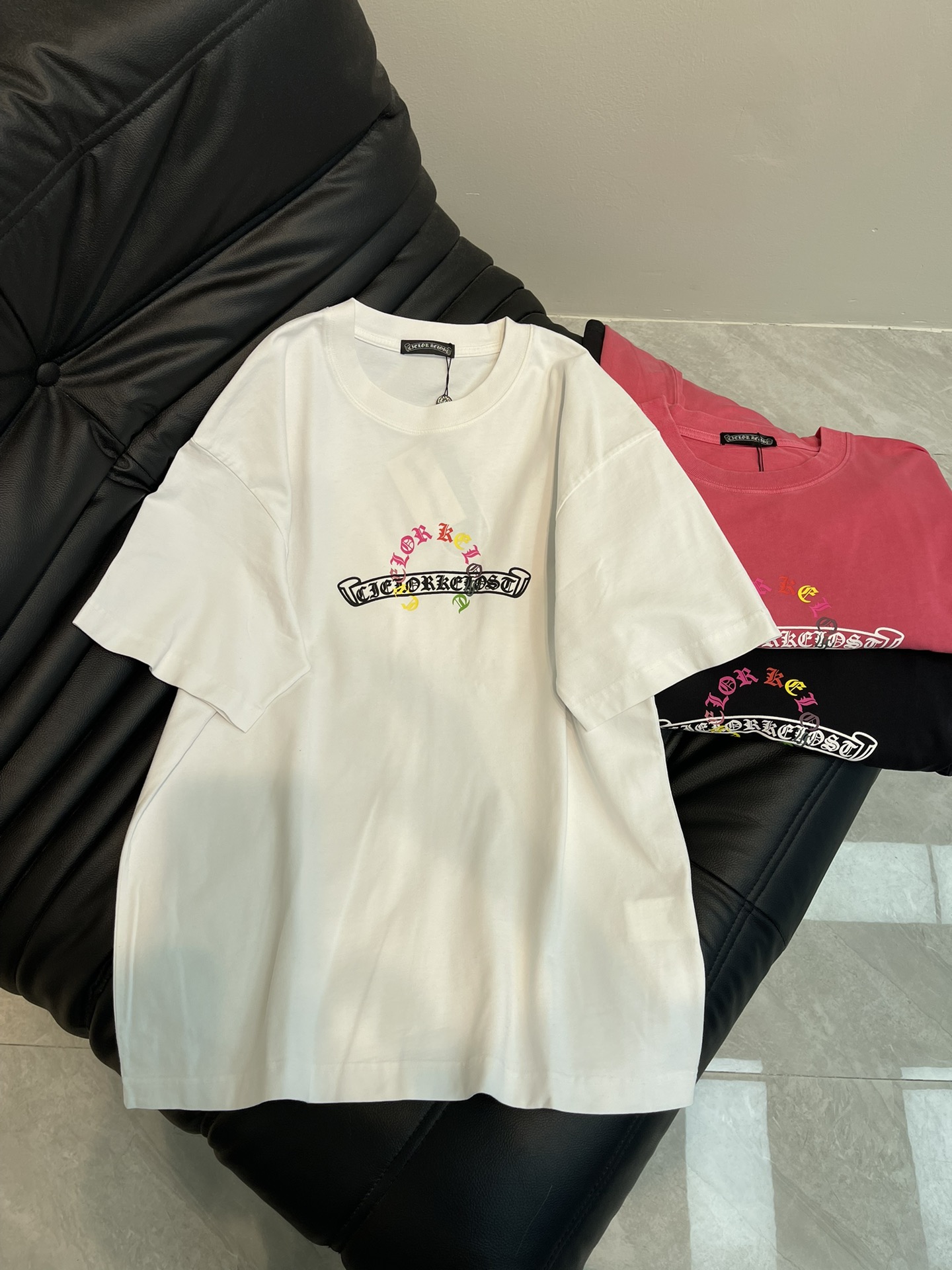 NO:322191,Chrome Hearts* 25 spring and summer new printed short-sleeved T-shirt. Sanskrit design on the front chest and back, pure cotton washing and aging process. The washing fabric is not limited to basic colors, but also has rich aging effects to meet different style needs. The fabric is breathable and comfortable, with unique design, integrating the brand's fashion elements, making people feel a unique artistic charm and cultural heritage. This T-shirt can make you the focus, easily control various styles, and show your personality charm. OS large version, the same style as men and women!  S-XL A,,chrome hearts,chrome hearts,T-shirt,tees,t-shirt,alexander wang19860909Chrome Hearts*克罗心25春夏新款印花短袖T恤.前胸后背梵文设计,纯棉水洗做旧工艺, 水洗面料不仅限于基础色彩,更有丰富的 做旧效果,满足不同风格需求.面料透气舒适,设计独特,融合了品牌的时尚元素,让人感受到一种独特的艺术魅力与文化底蕴.这款T恤都能让你成为焦点,轻松驾驭各种风格,展现个性魅力.OS大版型,男女同款！S-XL A,,chrome hearts,chrome hearts,T-shirt,tees，t-shirt,alexander wang,Women's clothing