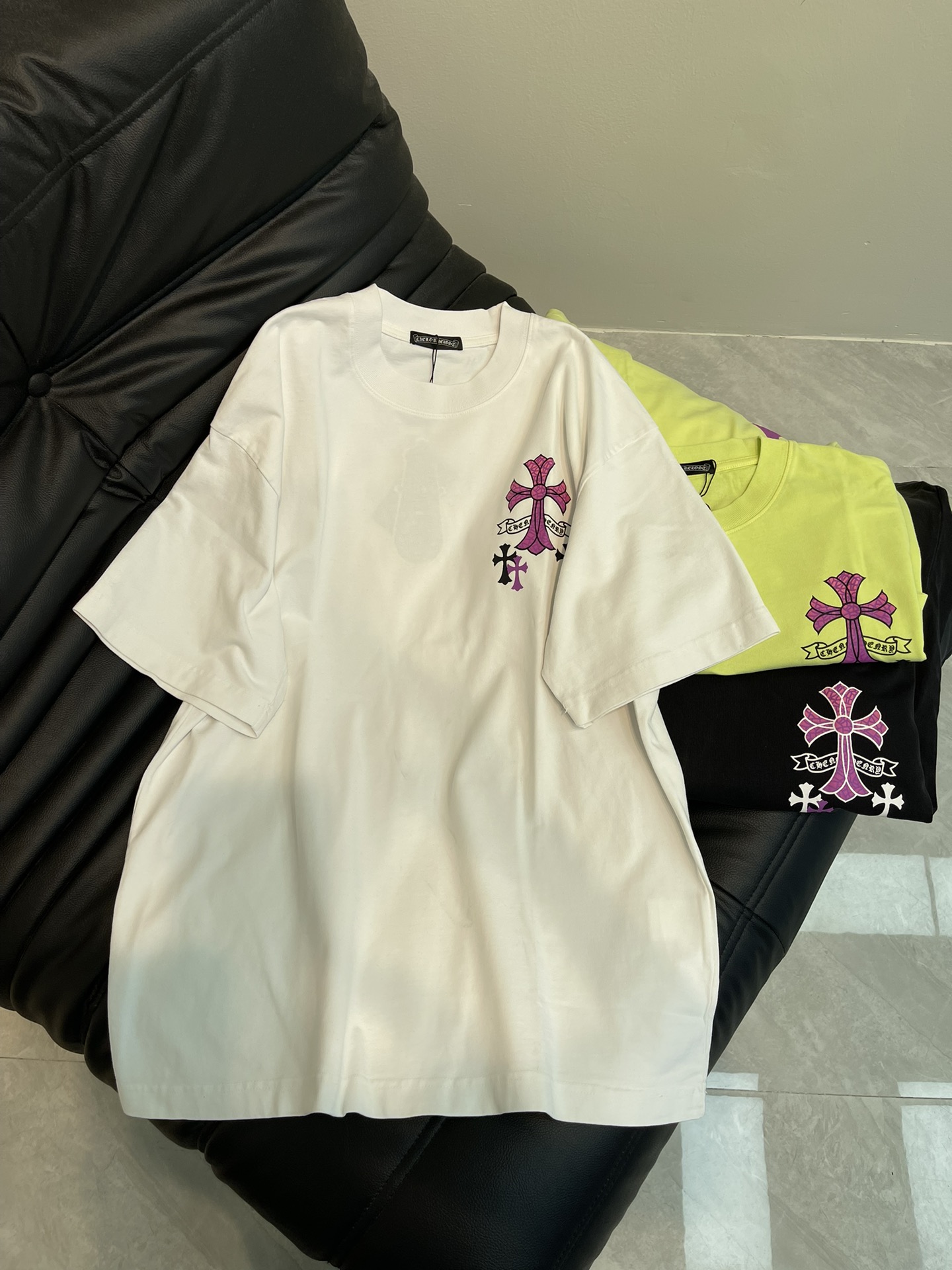 NO:322193,Chrome Hearts* 25 spring and summer new printed short-sleeved T-shirt. Sanskrit design on the front chest and back, pure cotton washing and aging process. The washing fabric is not limited to basic colors, but also has rich aging effects to meet different style needs. The fabric is breathable and comfortable, with unique design, integrating the brand's fashion elements, making people feel a unique artistic charm and cultural heritage. This T-shirt can make you the focus, easily control various styles, and show your personality charm. OS large version, the same style as men and women!  S-XL, chrome hearts, chrome hearts, T-shirt, tees, t-shirt, alexander wang19860909Chrome Hearts*克罗心25春夏新款印花短袖T恤.前胸后背梵文设计,纯棉水洗做旧工艺, 水洗面料不仅限于基础色彩,更有丰富的 做旧效果,满足不同风格需求.面料透气舒适,设计独特,融合了品牌的时尚元素,让人感受到一种独特的艺术魅力与文化底蕴.这款T恤都能让你成为焦点,轻松驾驭各种风格,展现个性魅力.OS大版型,男女同款！S-XL,,chrome hearts,chrome hearts,T-shirt,tees，t-shirt,alexander wang,Women's clothing