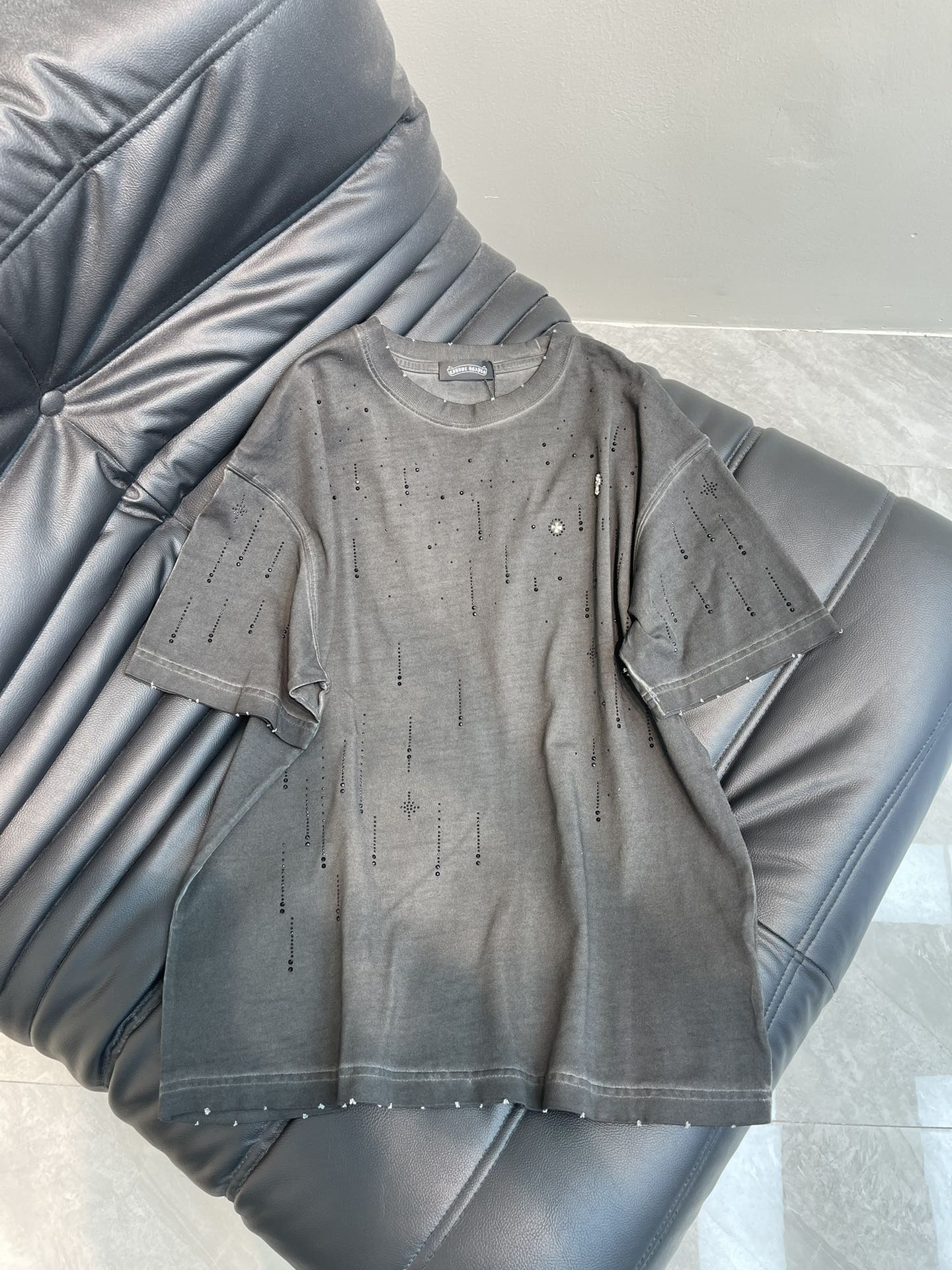 NO:322195,Chrome Hearts* 25 spring and summer new meteor full diamond cross-mark short-sleeved T-shirt. Pure cotton washing and aging process. The washing fabric is not limited to basic colors, but also has rich aging effects to meet different style needs. The fabric is breathable and comfortable, with unique design, integrating the brand's fashion elements, making people feel a unique artistic charm and cultural heritage. This T-shirt can make you the focus, easily control various styles, and show your personality charm. OS large version, the same style as men and women!  S-XL A,,chrome hearts,chrome hearts,T-shirt,tees,t-shirt,alexander wang19860909Chrome Hearts*克罗心25春夏新款流星满钻十字标短袖T恤.纯棉水洗做旧工艺, 水洗面料不仅限于基础色彩,更有丰富的 做旧效果,满足不同风格需求.面料透气舒适,设计独特,融合了品牌的时尚元素,让人感受到一种独特的艺术魅力与文化底蕴.这款T恤都能让你成为焦点,轻松驾驭各种风格,展现个性魅力.OS大版型,男女同款！S-XL A,,chrome hearts,chrome hearts,T-shirt,tees，t-shirt,alexander wang,Women's clothing