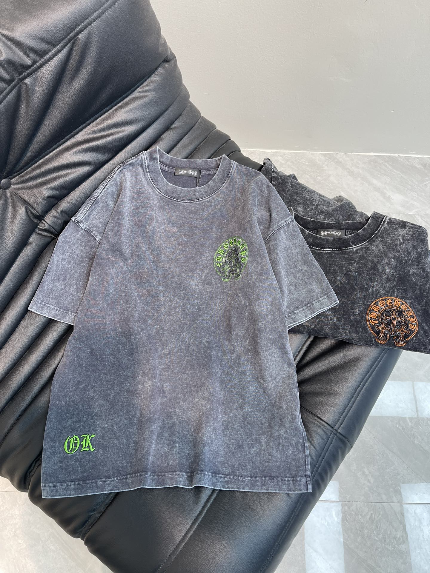 NO:322197,Chrome Hearts* 25 spring and summer new patch embroidered short-sleeved T-shirt. Sanskrit cross design on the front chest and back, pure cotton washing and aging process. The washing fabric is not limited to basic colors, but also has rich aging effects to meet different style needs. The fabric is breathable and comfortable, with unique design, integrating the brand's fashion elements, making people feel a unique artistic charm and cultural heritage. This T-shirt can make you the focus, easily control various styles, and show your personality charm. OS large version, the same style as men and women!  S-X, chrome hearts, chrome hearts, T-shirt, tees, t-shirt, alexander wang19860909Chrome Hearts*克罗心25春夏新款贴布刺绣短袖T恤.前胸后背梵文十字架设计,纯棉水洗做旧工艺, 水洗面料不仅限于基础色彩,更有丰富的 做旧效果,满足不同风格需求.面料透气舒适,设计独特,融合了品牌的时尚元素,让人感受到一种独特的艺术魅力与文化底蕴.这款T恤都能让你成为焦点,轻松驾驭各种风格,展现个性魅力.OS大版型,男女同款！S-X,,chrome hearts,chrome hearts,T-shirt,tees，t-shirt,alexander wang,Women's clothing