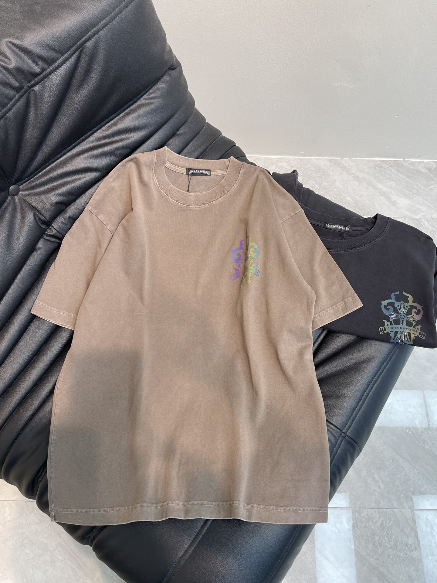 NO:322199,Chrome Hearts* 25 spring and summer new printed iron diamond cross-mark short-sleeved T-shirt. Pure cotton washing and aging process. The washing fabric is not limited to basic colors, but also has rich aging effects to meet different style needs. The fabric is breathable and comfortable, with unique design, integrating the brand's fashion elements, making people feel a unique artistic charm and cultural heritage. This T-shirt can make you the focus, easily control various styles, and show your personality charm. OS large version, the same style as men and women!  S-XL A,,chrome hearts,chrome hearts,T-shirt,tees,t-shirt,alexander wang19860909Chrome Hearts*克罗心25春夏新款印花烫钻十字标短袖T恤.纯棉水洗做旧工艺, 水洗面料不仅限于基础色彩,更有丰富的 做旧效果,满足不同风格需求.面料透气舒适,设计独特,融合了品牌的时尚元素,让人感受到一种独特的艺术魅力与文化底蕴.这款T恤都能让你成为焦点,轻松驾驭各种风格,展现个性魅力.OS大版型,男女同款！S-XL A,,chrome hearts,chrome hearts,T-shirt,tees，t-shirt,alexander wang,Women's clothing