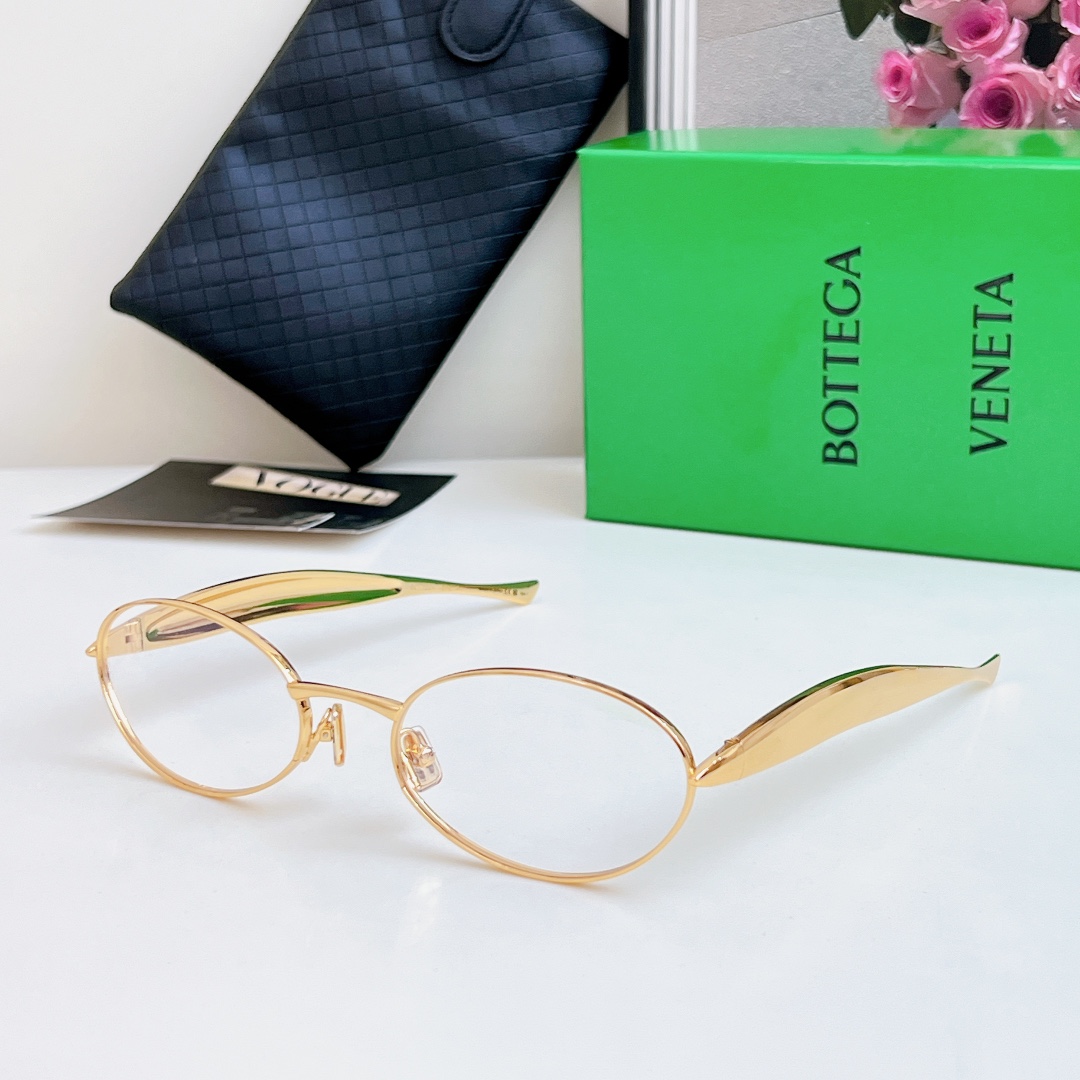  Bottega Veneta Eyewear的太阳镜因其雕塑般的金色镜腿而得名，这些镜腿特意被铸造成“