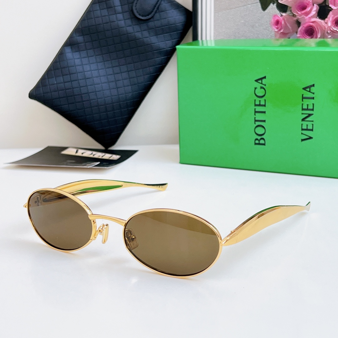  Bottega Veneta Eyewear的太阳镜因其雕塑般的金色镜腿而得名，这些镜腿特意被铸造成“