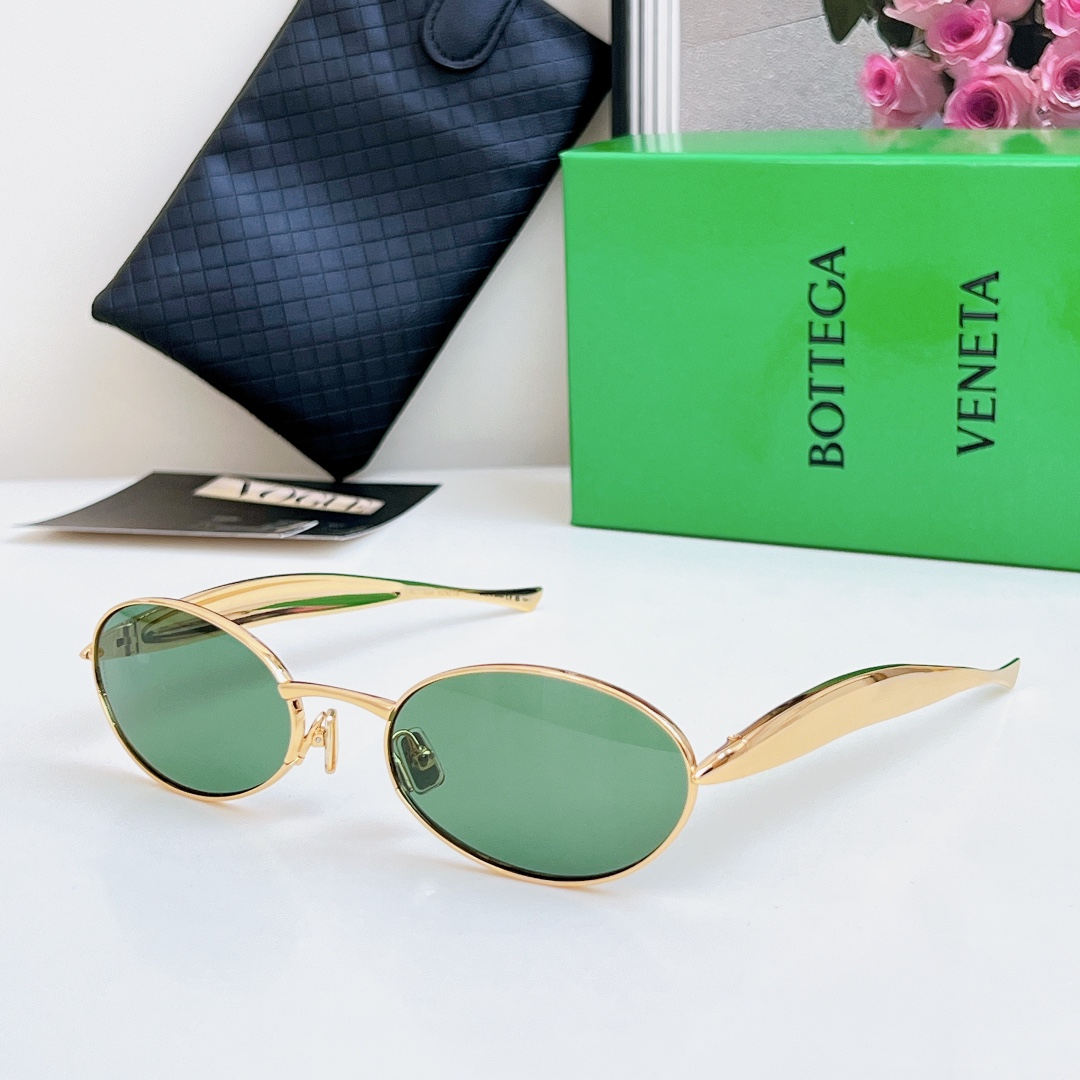  Bottega Veneta Eyewear的太阳镜因其雕塑般的金色镜腿而得名，这些镜腿特意被铸造成“