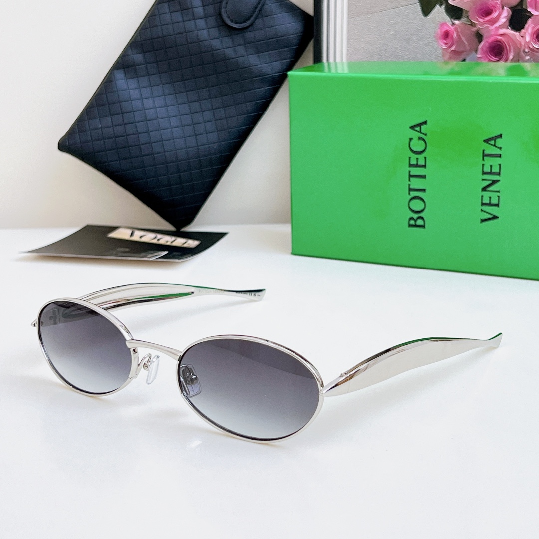  Bottega Veneta Eyewear的太阳镜因其雕塑般的金色镜腿而得名，这些镜腿特意被铸造成“