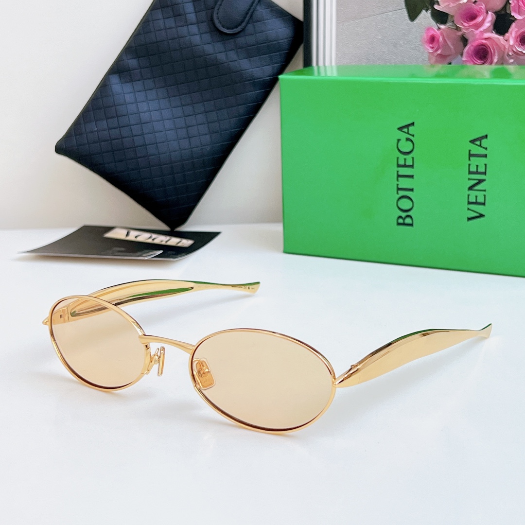  Bottega Veneta Eyewear的太阳镜因其雕塑般的金色镜腿而得名，这些镜腿特意被铸造成“