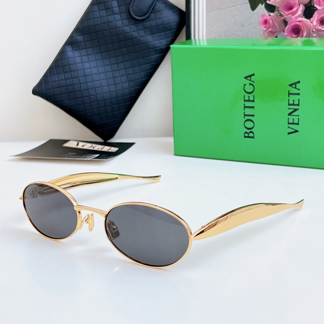  Bottega Veneta Eyewear的太阳镜因其雕塑般的金色镜腿而得名，这些镜腿特意被铸造成“