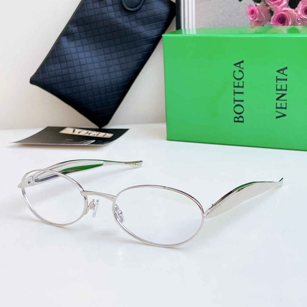  Bottega Veneta Eyewear的太阳镜因其雕塑般的金色镜腿而得名，这些镜腿特意被铸造成“