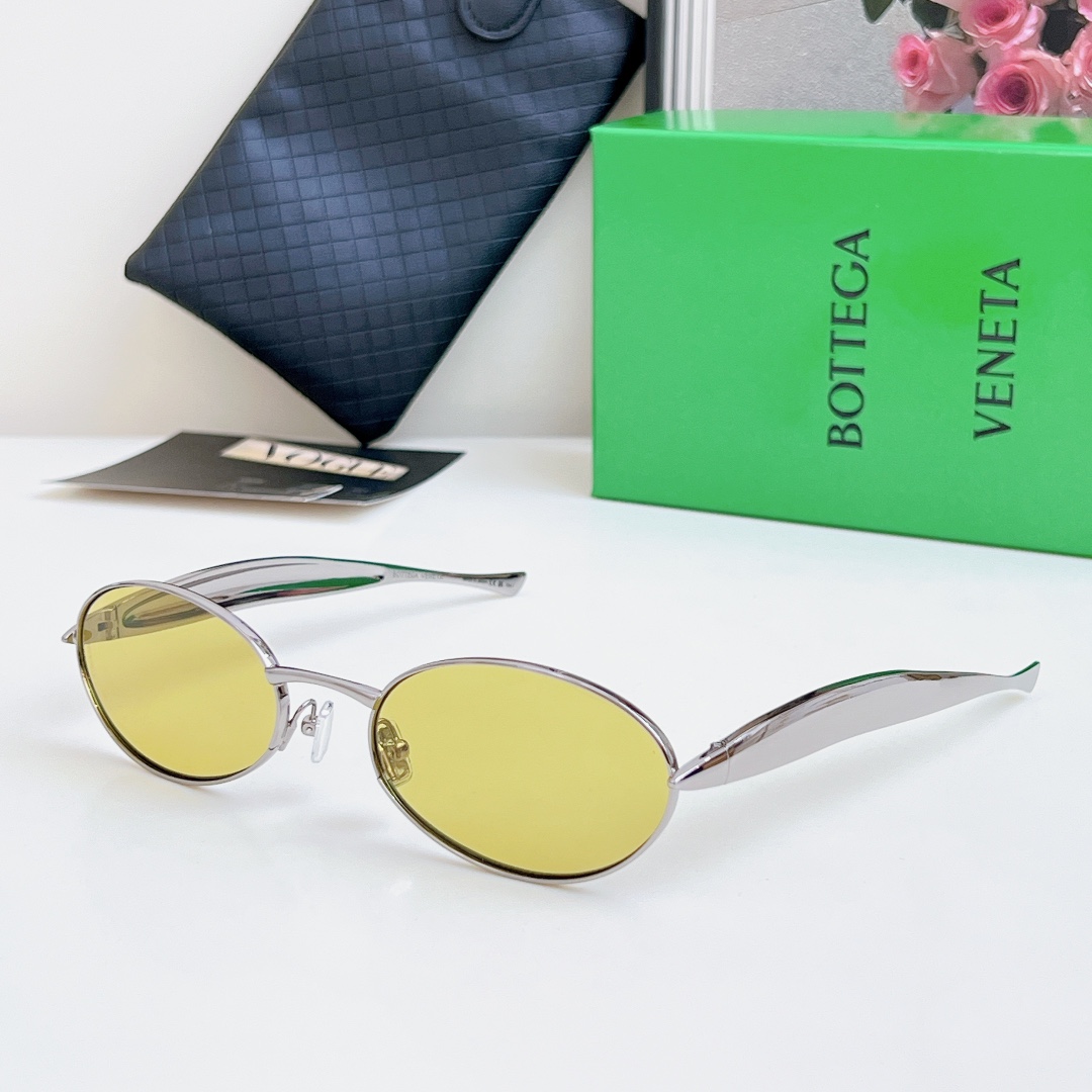  Bottega Veneta Eyewear的太阳镜因其雕塑般的金色镜腿而得名，这些镜腿特意被铸造成“