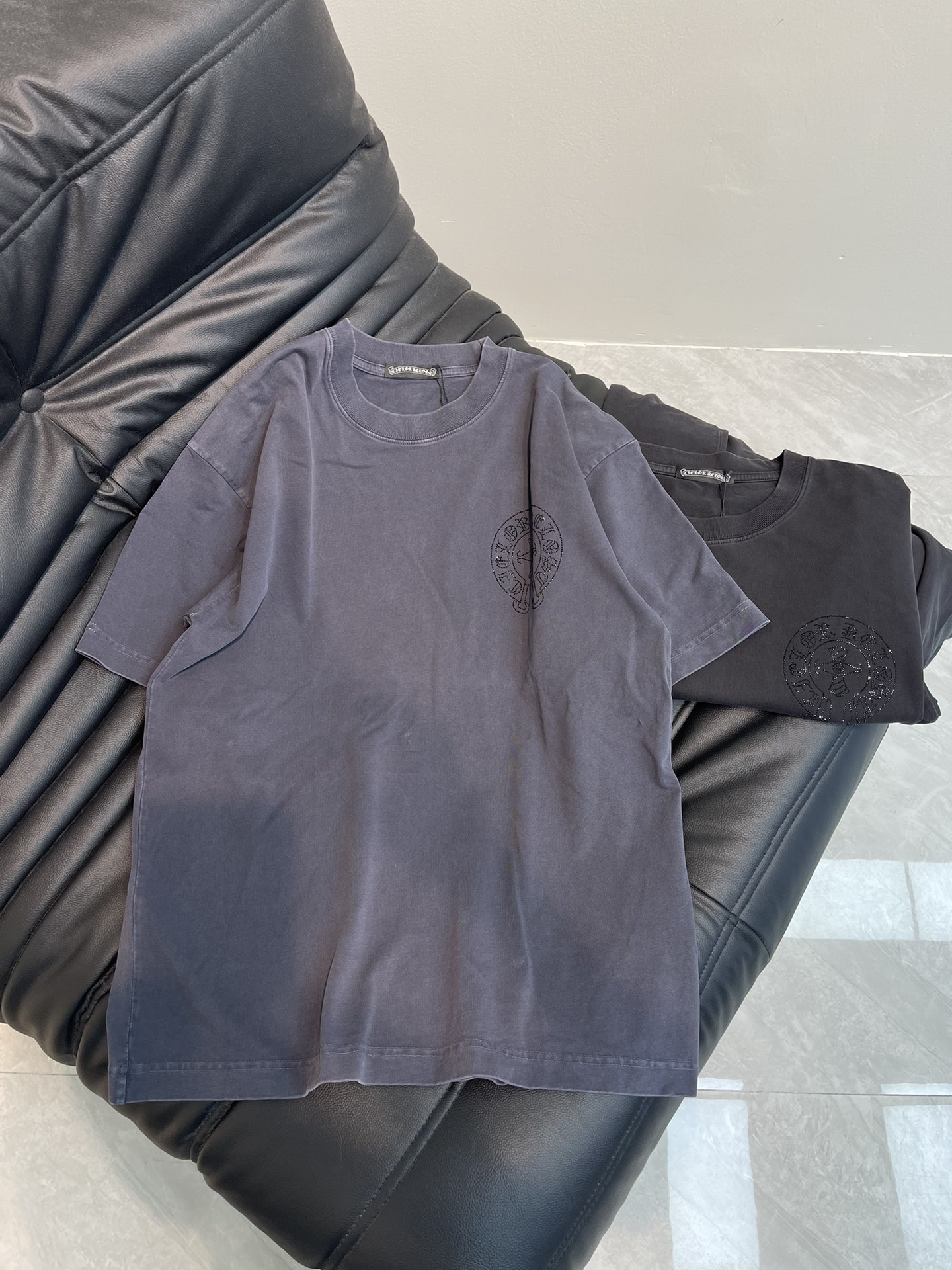 NO:322200,Chrome Hearts* 25 spring and summer new front and rear Sanskrit diamond short-sleeved T-shirt. Pure cotton washing and old-fashioned process. The washing fabric is not limited to basic colors, but also has rich old-fashioned effects to meet different style needs. The fabric is breathable and comfortable, with unique design, integrating the brand's fashion elements, making people feel a unique artistic charm and cultural heritage. This T-shirt can make you the focus, easily control various styles, and show your personality charm. OS large version, the same style as men and women!  S-XL AA, chrome hearts, chrome hearts, T-shirt, tees, t-shirt, alexander wang19860909Chrome Hearts*克罗心25春夏新款前后梵文烫钻短袖T恤.纯棉水洗做旧工艺, 水洗面料不仅限于基础色彩,更有丰富的 做旧效果,满足不同风格需求.面料透气舒适,设计独特,融合了品牌的时尚元素,让人感受到一种独特的艺术魅力与文化底蕴.这款T恤都能让你成为焦点,轻松驾驭各种风格,展现个性魅力.OS大版型,男女同款！S-XL AA,,chrome hearts,chrome hearts,T-shirt,tees，t-shirt,alexander wang,Women's clothing