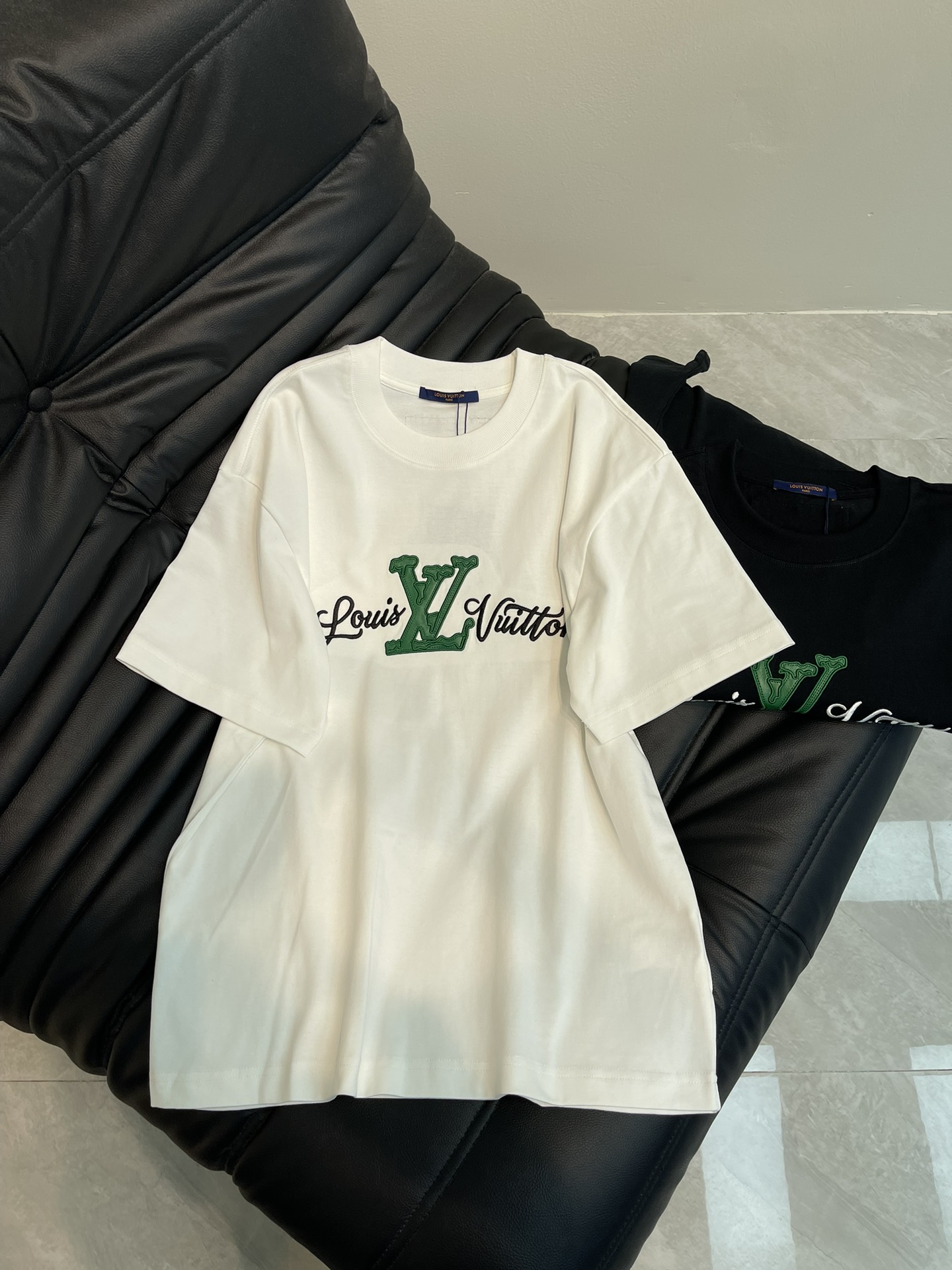 NO:322203,Louis Vuitto*25 spring and summer new contrasting letter embroidered short-sleeved T-shirt. All cotton fabric, comfortable to touch, skin-friendly and breathable!  The iconic elements of the chest embroidery brand are spliced ​​and contrasted in color embroidery, with fine embroidery craftsmanship, showing the quality. Whether it is daily travel or partying, this T-shirt can make you the focus, easily control various styles, and show your personality charm. S-XL AA2398,,louis vuitton,T-shirt,tees,t-shirt,alexander wang19860909Louis Vuitto*25春夏新款撞色字母刺绣短袖T恤.全棉面料,手感舒适.亲肤透气！胸前绣品牌标志性的元素拼接撞色刺绣,刺绣工艺精细,彰显品质感.无论是日常出行还是参加派对,这款T恤都能让你成为焦点,轻松驾驭各种风格,展现个性魅力.S-XL AA2398,,louis vuitton,T-shirt,tees，t-shirt,alexander wang,Women's clothing