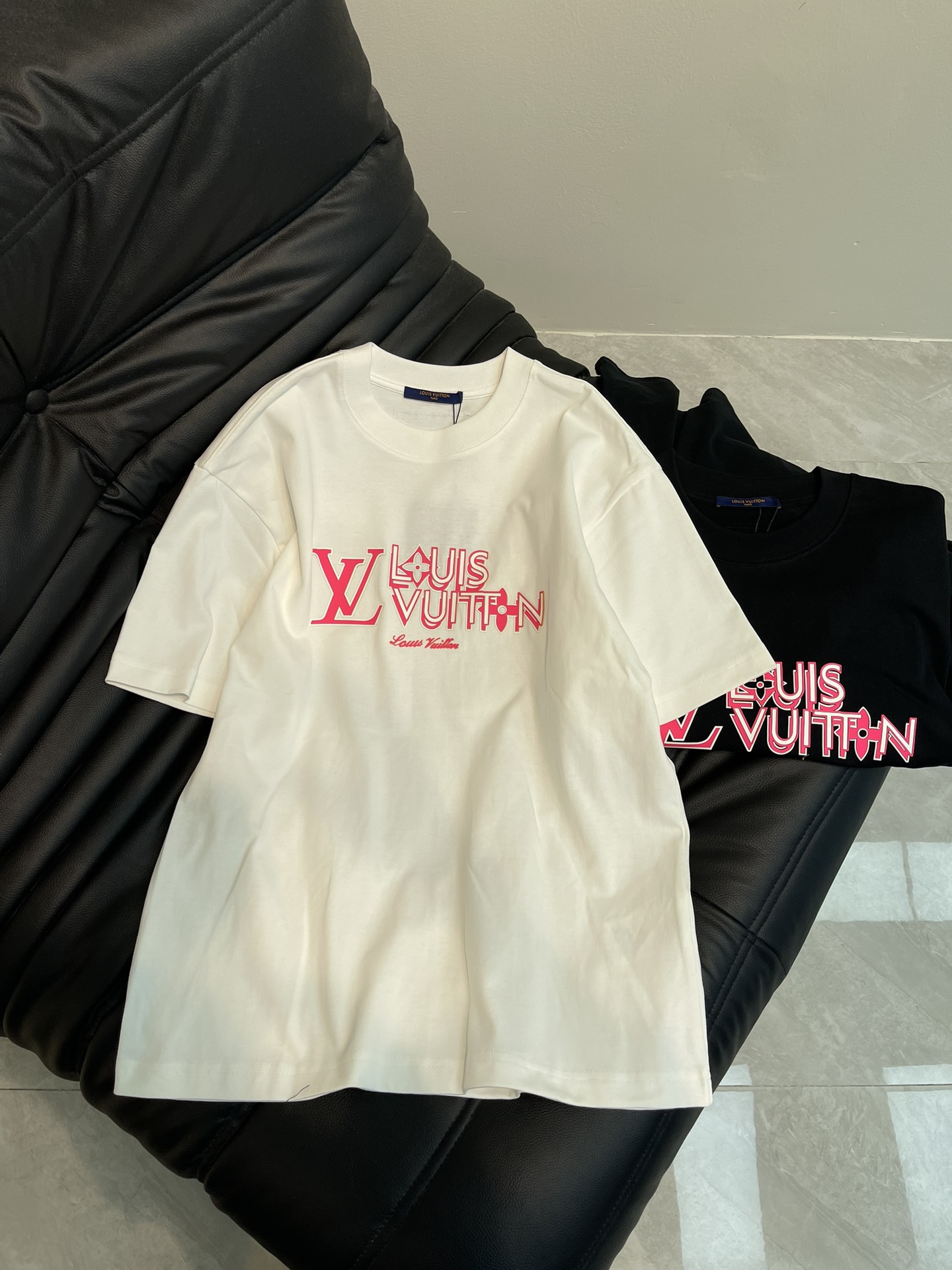 NO:322206,Louis Vuitto*25 Spring and Summer New Overlapping Three-dimensional Silicone Printed Letter Short-Sleeve T-shirt. High-weight cotton fabric, soft, skin-friendly and comfortable!  Overlapping glue makes the letters more three-dimensional and unique in feel, increasing the texture and durability of the T-shirt. The pink letters are more eye-catching and girlish, adding highlights to the pure T-shirt. A very simple and atmospheric model, both incomparable in both the comfort of the upper body, interpreting your luxury and taste and creating your fashionable charm!  The same style for men and women!  S-XL AA,,louis vuitton,T-shirt,tees,t-shirt,alexander wang19860909Louis Vuitto*25春夏新款重叠立体硅胶印花字母短袖T恤.高克重全棉面料,柔软亲肤舒适！重叠压胶使字母更加立体,手感独特,增加了T恤的质感与耐用性.粉色字母更加醒目且富有少女感,为纯T恤增添了亮点.非常简约大气的一款,无论是上身舒适度都是无可比拟的存在,诠释你的奢华与品位,打造你的时尚风情魅力所在！男女同款！S-XL AA,,louis vuitton,T-shirt,tees，t-shirt,alexander wang,Women's clothing