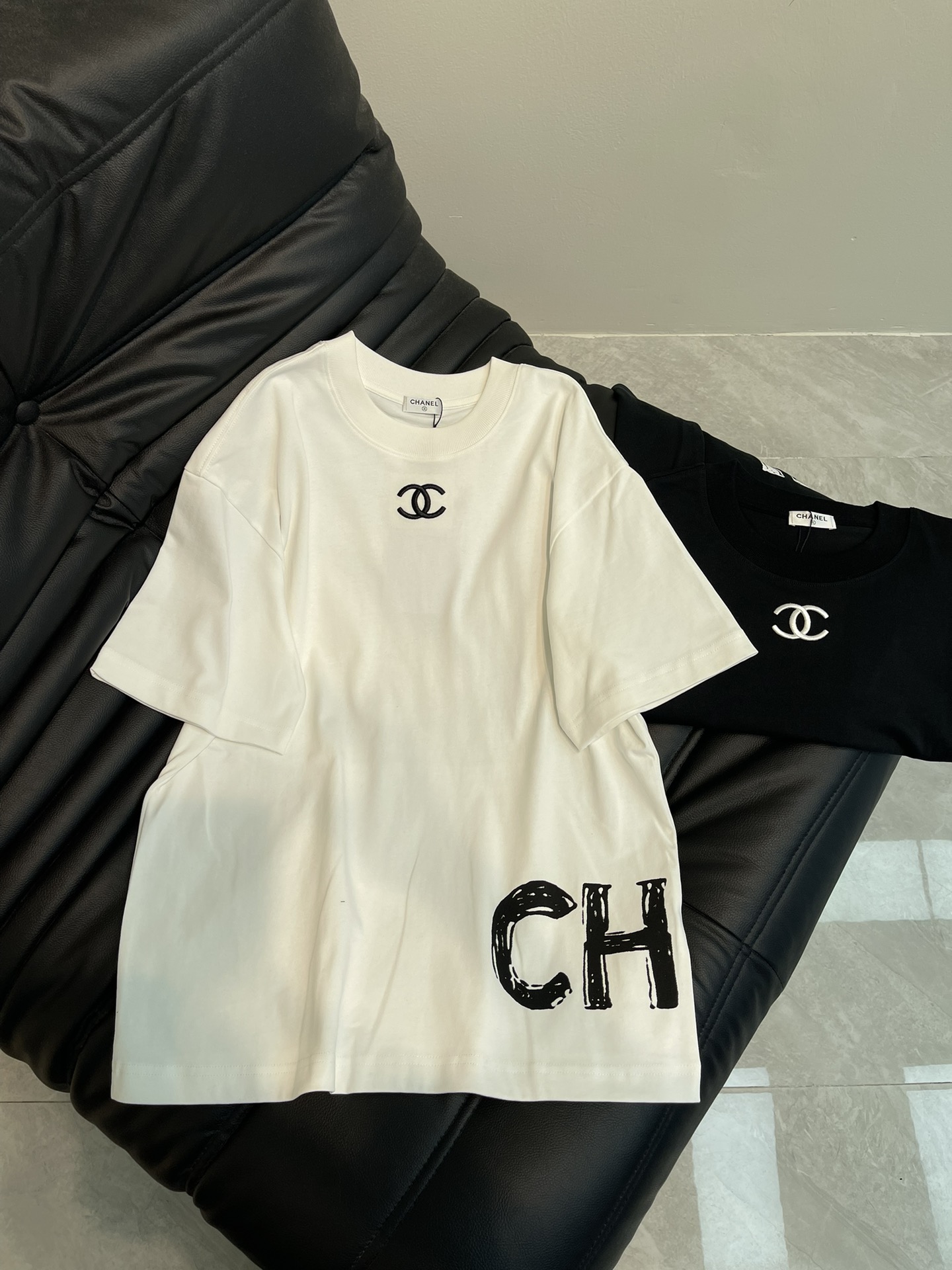 NO:322209,Chane*25 spring and summer new Xiaoxiang logo embroidered short-sleeved T-shirt. All cotton fabric, soft fabric, skin-friendly and comfortable. Large letter printing design at the hem, and top-level elements are fusion to create. It is incomparable in both the comfort of the upper body, interpreting your luxury and taste, and creating your fashionable charm!  The same style for men and women!  S-XL A, chanel, T-shirt,tees, t-shirt,alexander wang19860909Chane*25春夏新款小香logo刺绣短袖T恤.全棉面料,面料柔软,亲肤舒适.下摆大字母印花设计,顶级元素融合打造,无论是上身舒适度都是无可比拟的存在,诠释你的奢华与品位,打造你的时尚风情魅力所在！男女同款！S-XL A,,chanel,T-shirt,tees，t-shirt,alexander wang,Women's clothing