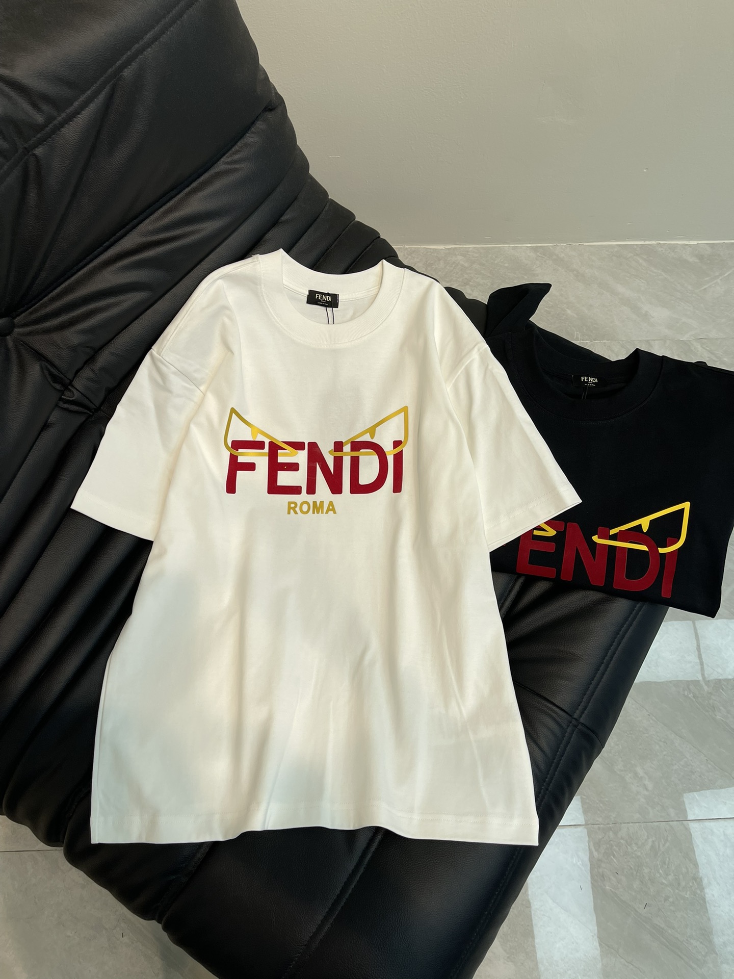 NO:321168,Fend*25 new fluorescent letter printed short-sleeved T-shirt. High-weight pure cotton fabric, both breathability and comfort, wear resistance and texture coexist. Every time you wear it, it is a gentle care for the skin. The unique logo design, which combines metal powder and printing technology, not only shows a unique texture under light and shadow. Every time you wear it, it is carefully carved of details. With its unique design, it has created a classic work in the fashion industry. Showing a unique personality and style, whether it is to work, date or party, it can make you the focus. It is not only a fashionable item, but also an excellent choice to show personality and taste!  Size S-XL A, fendi, T-shirt,tees, t-shirt,alexander wang19860909Fend*25新款荧光字母印花短袖T恤.高克重纯棉面料,透气性与舒适度兼备,耐磨性与质感并存.每一次穿着,都是对肌肤的温柔呵护.独特logo设计,融合金粉与印花工艺,不仅视觉丰富,更在光影下展现出独特的质感.每一次穿着,都是对细节的精心雕琢.以其独特的设计,造就了时尚界的经典之作. 展现出独特的个性与风格,无论是上班、约会还是聚会,都能让你成为焦点.它不仅是一件时尚单品,更是展现个性和品味的绝佳选择！ 尺码S-XL A,,fendi,T-shirt,tees，t-shirt,alexander wang,Women's clothing