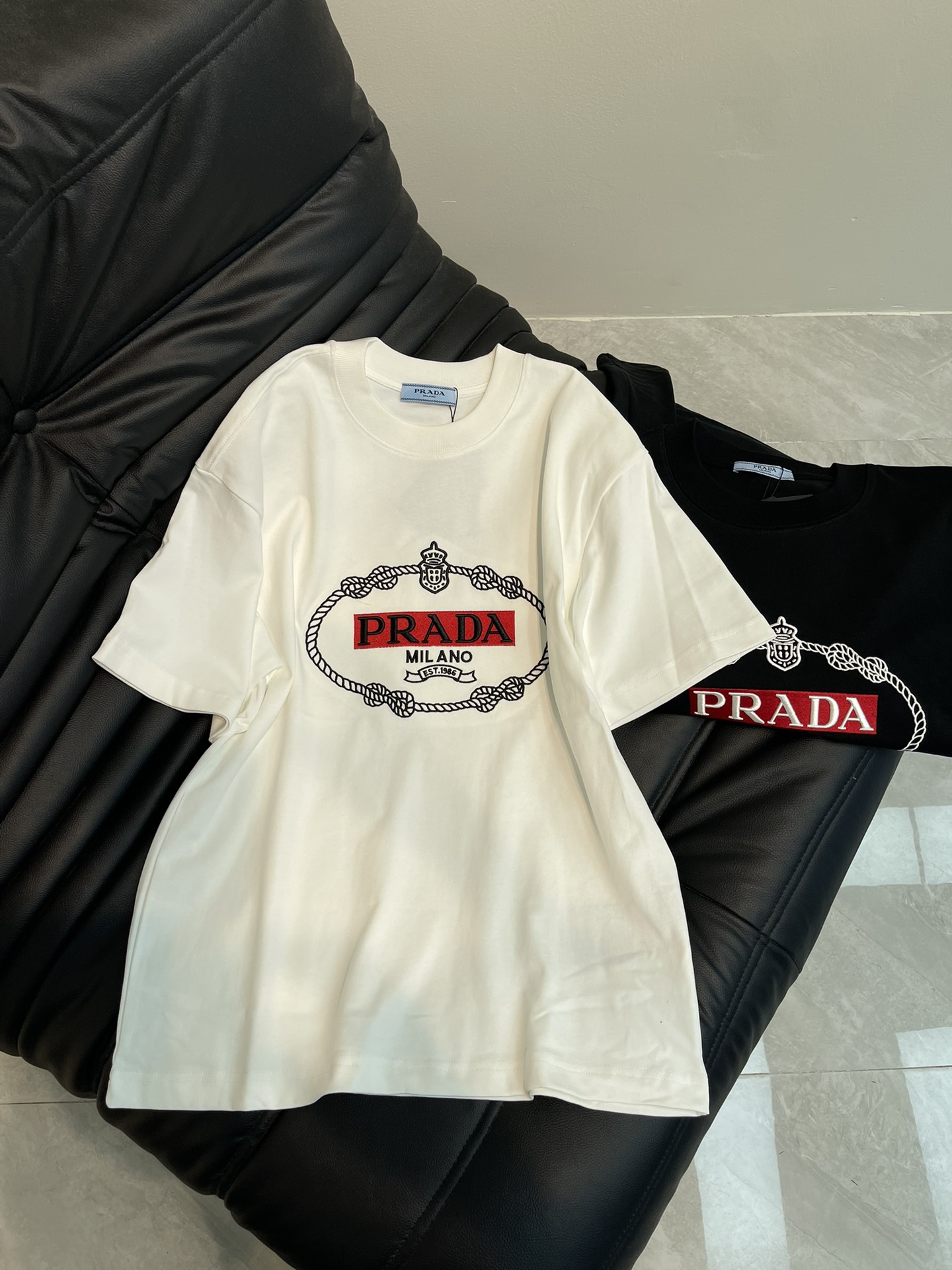 NO:322212,Prad*25 spring and summer new contrasting letter embroidered short-sleeved T-shirt. All cotton fabric, soft fabric, skin-friendly and comfortable. The front is infused with brand logo contrasting letters, a very simple and atmospheric model. Whether it is the comfort of the upper body, it is incomparable, interpreting your luxury and taste, and creating your fashionable charm. The same style as men and women!  S-XL A, prada, T-shirt,tees, t-shirt,alexander wang19860909Prad*25春夏新款撞色字母刺绣短袖T恤.全棉面料,面料柔软,亲肤舒适.前幅注入品牌标识撞色字母,非常简约大气的一款 无论是上身舒适度都是无可比拟的存在,诠释你的奢华与品位,打造你的时尚风情魅力所在.男女同款！S-XL A,,prada,T-shirt,tees，t-shirt,alexander wang,Women's clothing