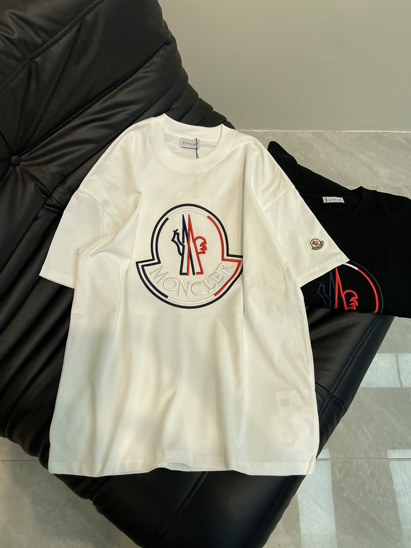 NO:321698,Moncle* 25 Spring and Summer New Embroidery Logo Short-sleeved T-shirt. High-weight fabric, pure cotton breathable, presented with three-dimensional embroidery. It is very refreshing and comfortable to wear when worn every day. The rib knit on the neckline is flat and tight, and the neckline will not be crooked at random. The loose rotator sleeves style will be found to look really good on the upper body. The overall simple and neat, and it is super versatile everyday!  S-XL A, Moncler, T-shirt,tees, t-shirt,alexander wang19860909Moncle*蒙口25春夏新款刺绣标识短袖T恤.高克重面料,纯棉透气,以立体刺绣来呈现,日常穿着非常清爽穿感舒适,领口的罗纹针织平整紧密,随意折腾都不会领口歪斜,宽松落肩袖版型,上身你就会发现真的好好看,整体极简利落,超级日常百搭！S-XL A,,Moncler,T-shirt,tees，t-shirt,alexander wang,Women's clothing