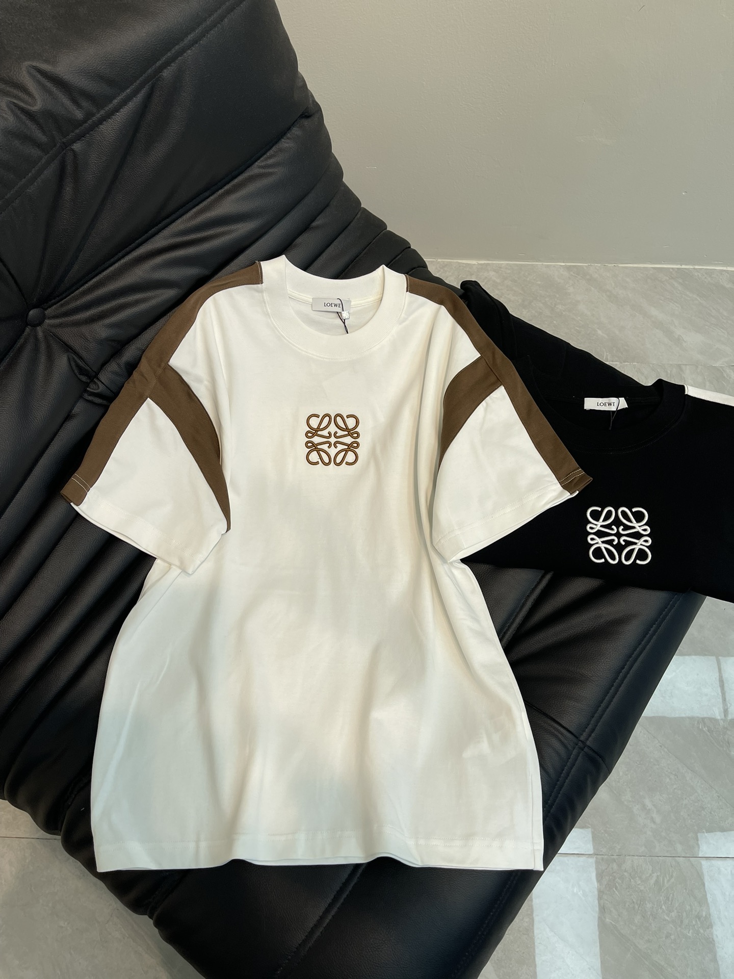 NO:322215,Loew*25 spring and summer new black and white spliced ​​design embroidered short-sleeved T-shirt. All cotton fabric, comfortable to touch, skin-friendly and breathable!  The iconic elements of the chest embroidery brand are spliced ​​and contrasted in color embroidery, with fine embroidery craftsmanship and quality. The highly recognizable piece comes with a stylish BGM, which will make simplicity play to the extreme and create a different high-end fashion sense. S-XL AA2,,loewe,T-shirt,tees,t-shirt,alexander wang19860909Loew*25春夏新款黑白拼接设计刺绣短袖T恤.全棉面料,手感舒适.亲肤透气！胸前绣品牌标志性的元素拼接撞色刺绣,刺绣工艺精细,彰显品质感.辨识度超高的一件,自带时髦BGM,将简约玩到极致,碰撞出不一样的高阶时髦感.S-XL AA2,,loewe,T-shirt,tees，t-shirt,alexander wang,Women's clothing