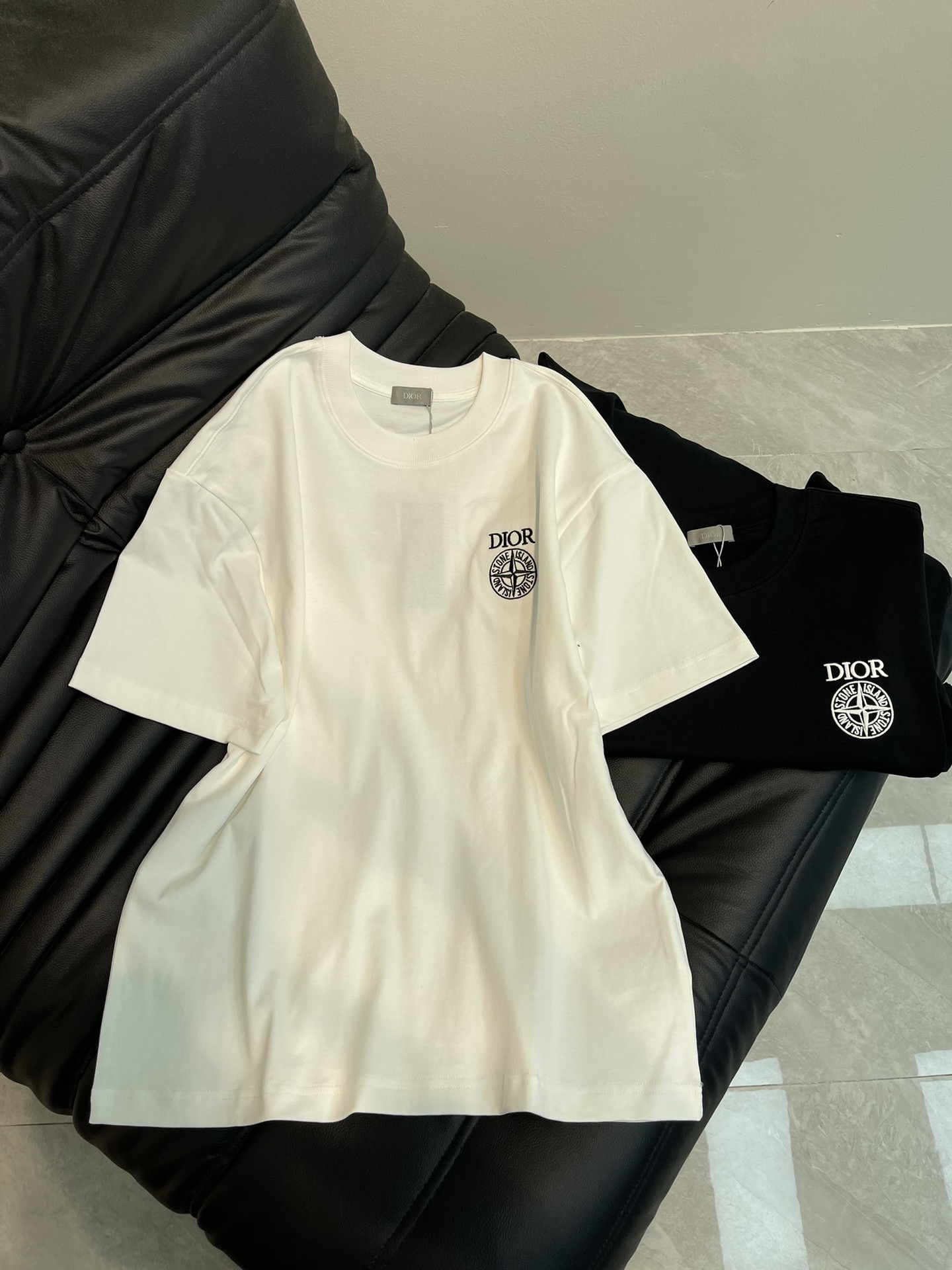 NO:321171,Dio* Dio & Stone Island embroidered short-sleeved T-shirt. High-weight cotton fabric, soft fabric, skin-friendly and comfortable. Classic embroidered letters on the front and back, adding stone island elements with different popular elements. This model adds a sharp contrast effect with the colors. It is a very simple and atmospheric model. Whether it is the comfort of the upper body, it is incomparable. It interprets your luxury and taste and creates your fashionable charm!  The same style for men and women!  Size S, dior,dior,T-shirt,tees,t-shirt,alexander wang19860909Dio*迪奥&石头岛刺绣标识短袖T恤.高克重全棉面料,面料柔软,亲肤舒适.前后幅经典刺绣字母,添加石头岛元素跟此款添加了不同的流行元素十足的造型搭配和彩色形成鲜明对比效果.非常简约大气的一款 无论是上身舒适度都是无可比拟的存在,诠释你的奢华与品位,打造你的时尚风情魅力所在！男女同款！ 尺码S,,dior,dior,T-shirt,tees，t-shirt,alexander wang,Women's clothing