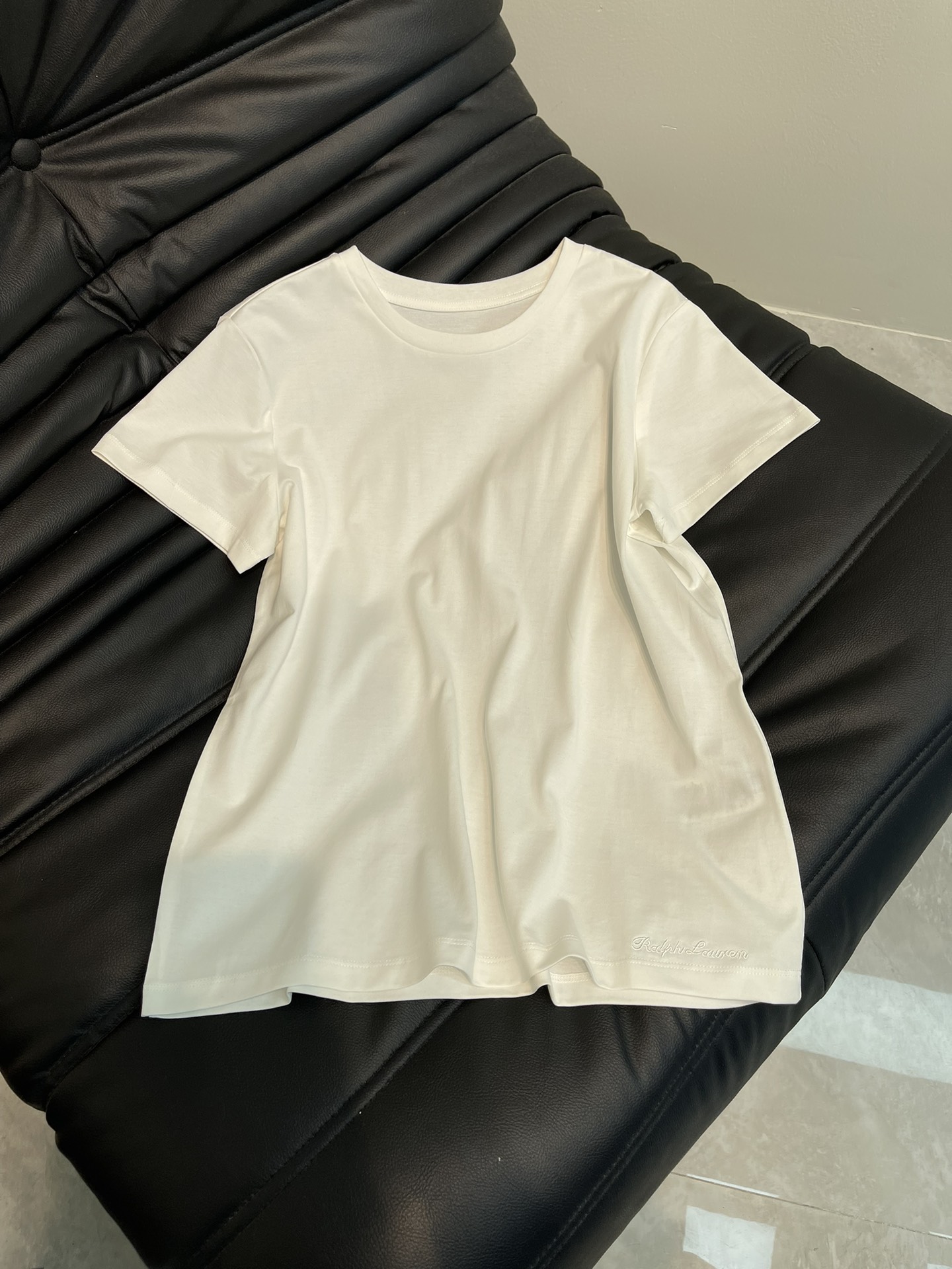 NO:320781,Ralph Laure*Raf*25 Spring and Summer New Product Solid Color RL Hem Embroidery Pattern Round Neck Short Sleeve T-shirt Classic Letter Pattern Embroidery is beautiful while being more durable. The fabric is soft and comfortable. The upper body is slim and slim. It is versatile and easy to wear. Fresh and simple outfits are really loved. Daily outfits are very needed. SML A,,loro piana,T-shirt,tees,t-shirt,alexander wang19860909Ralph Laure*拉夫*25春夏新品纯色RL下摆刺绣图案圆领短袖T恤 经典字母图案刺绣美观的同时更经久耐穿 面料柔软舒适 版型上身修身显瘦 百搭大气又好穿 清新简约的穿搭真的很爱 日常穿搭太需要了 SML A,,loro piana,T-shirt,tees，t-shirt,alexander wang,Women's clothing